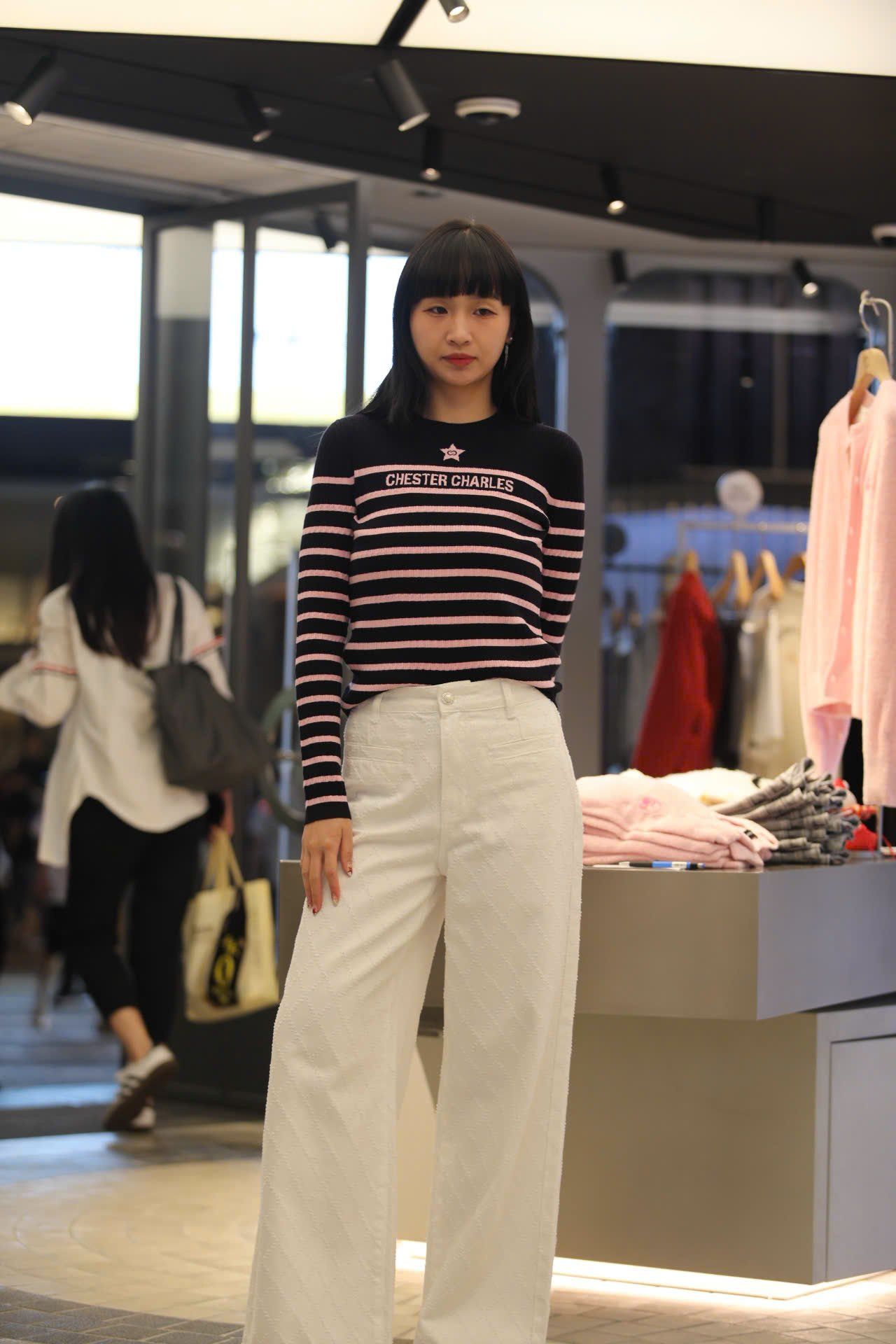  Áo len dài tay đen kẻ ngang hồng - ngôi sao giữa 