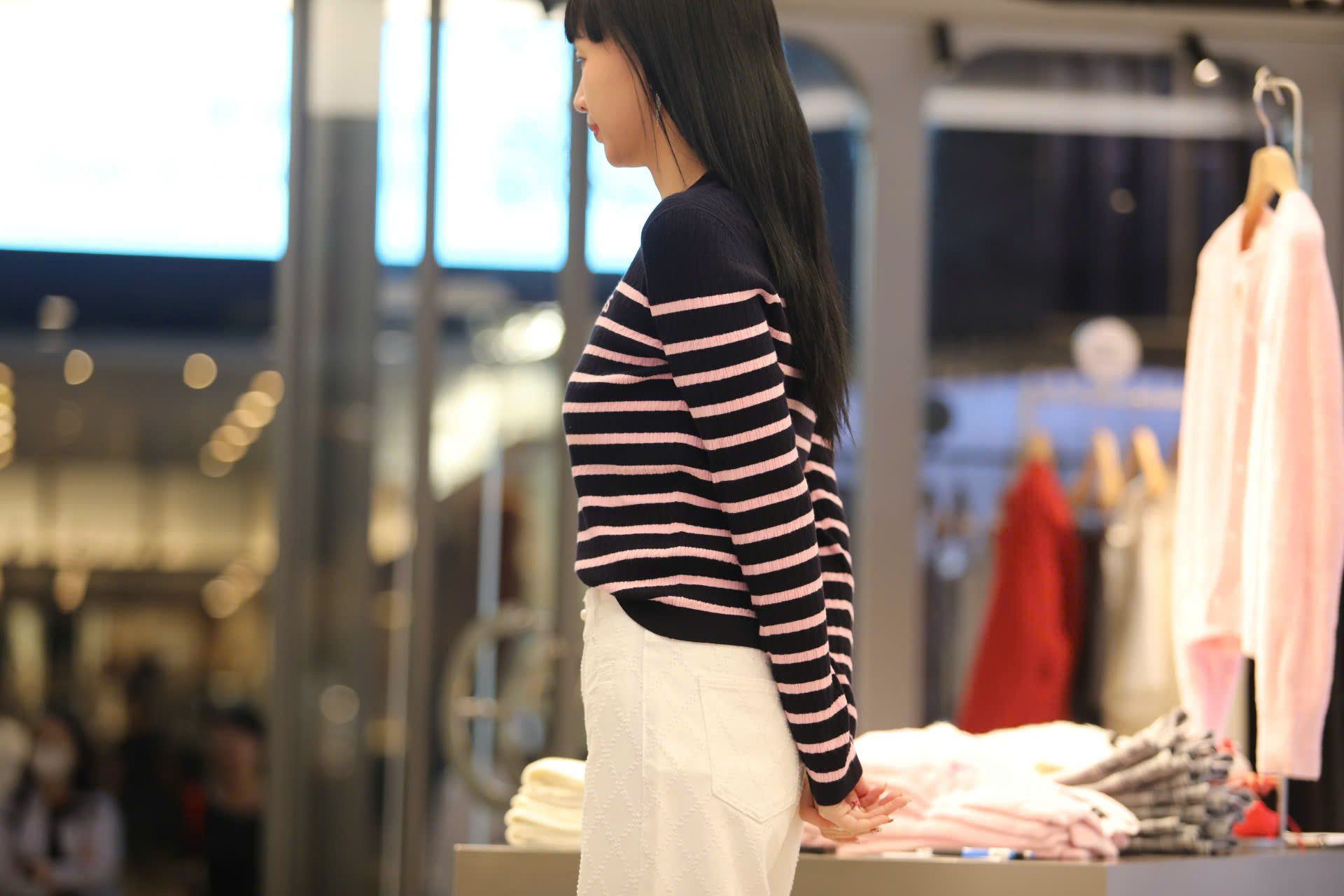  Áo len dài tay đen kẻ ngang hồng - ngôi sao giữa 