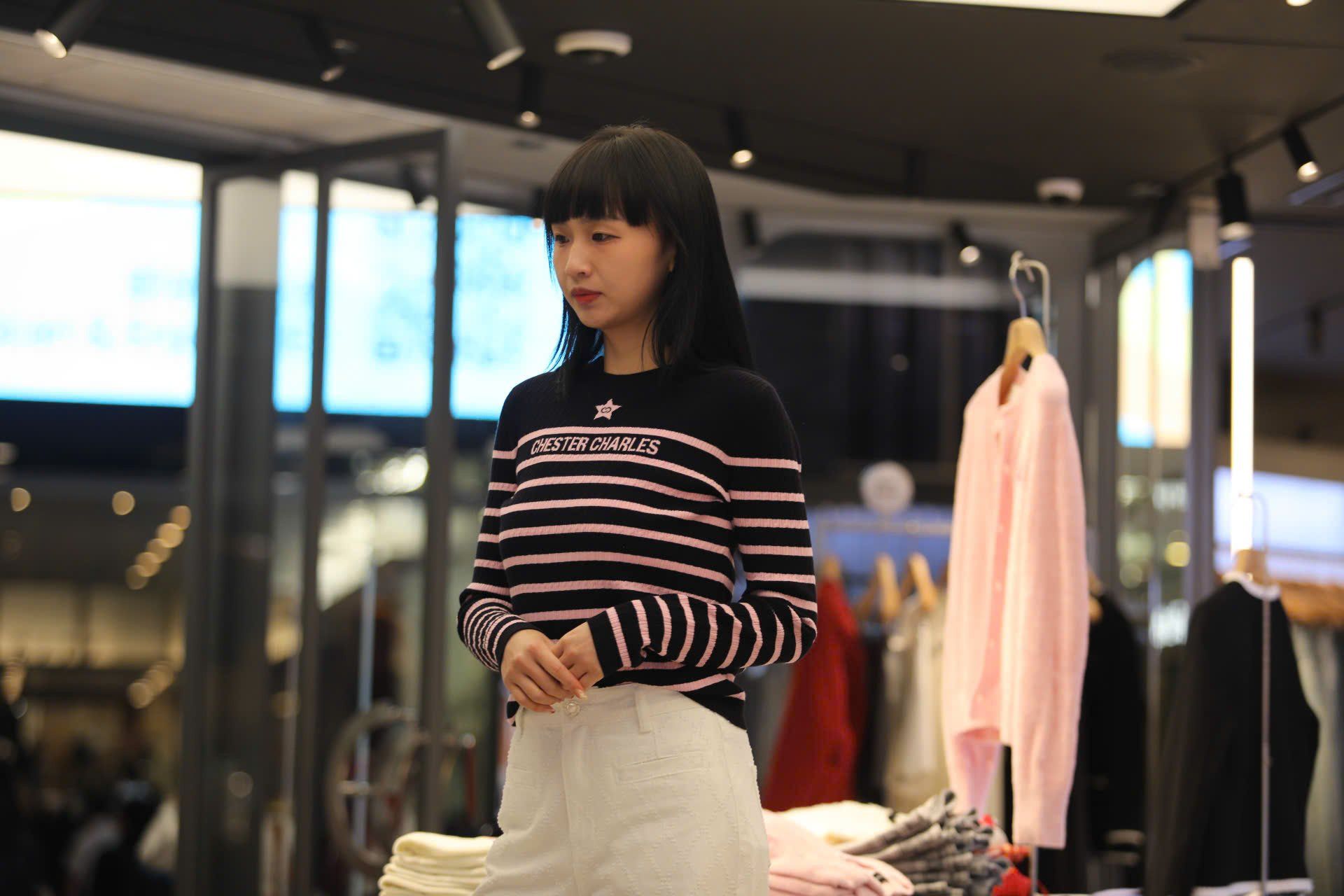  Áo len dài tay đen kẻ ngang hồng - ngôi sao giữa 