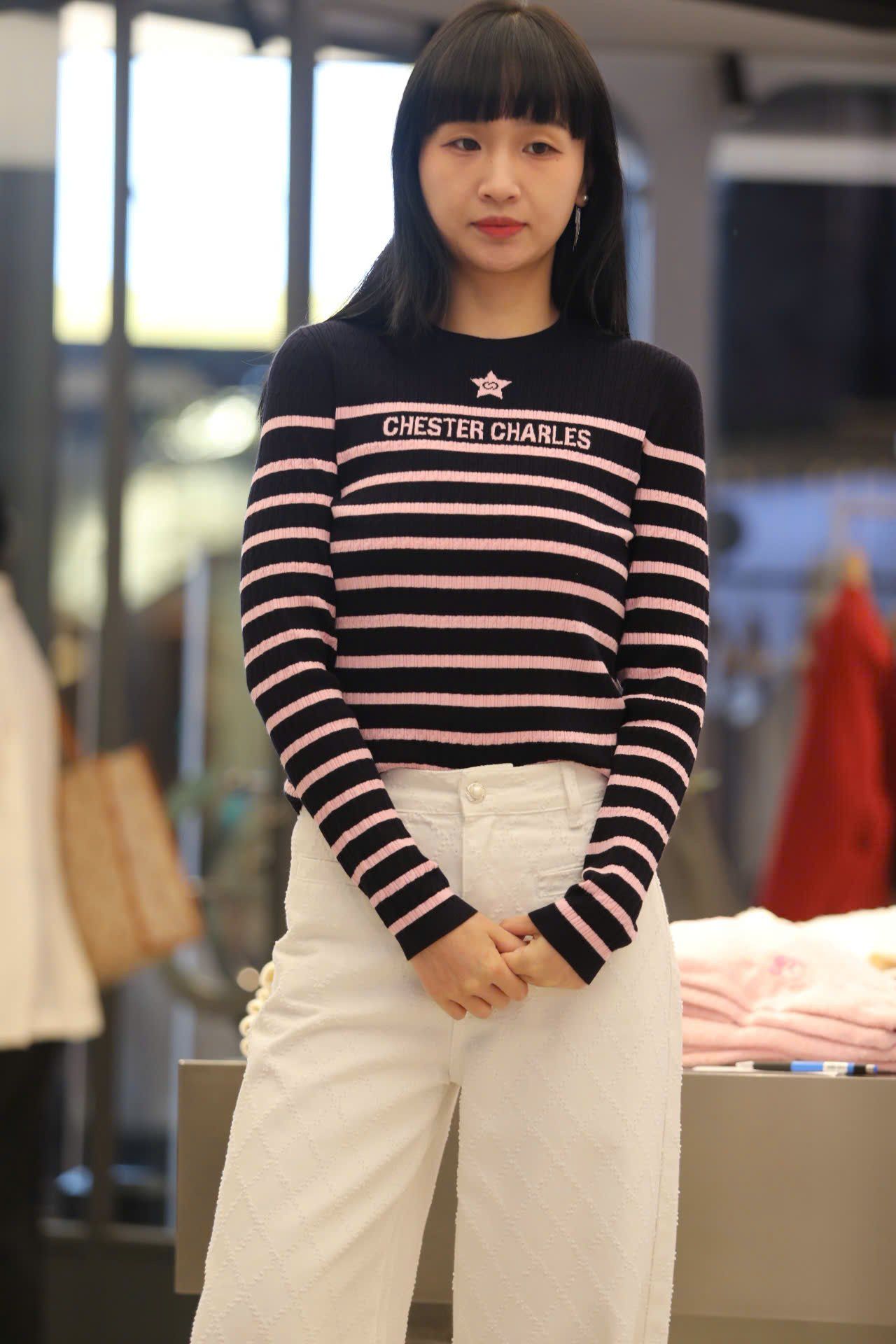  Áo len dài tay đen kẻ ngang hồng - ngôi sao giữa 