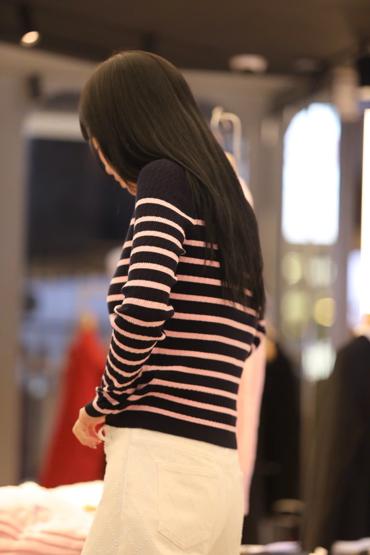  Áo len dài tay đen kẻ ngang hồng - ngôi sao giữa 