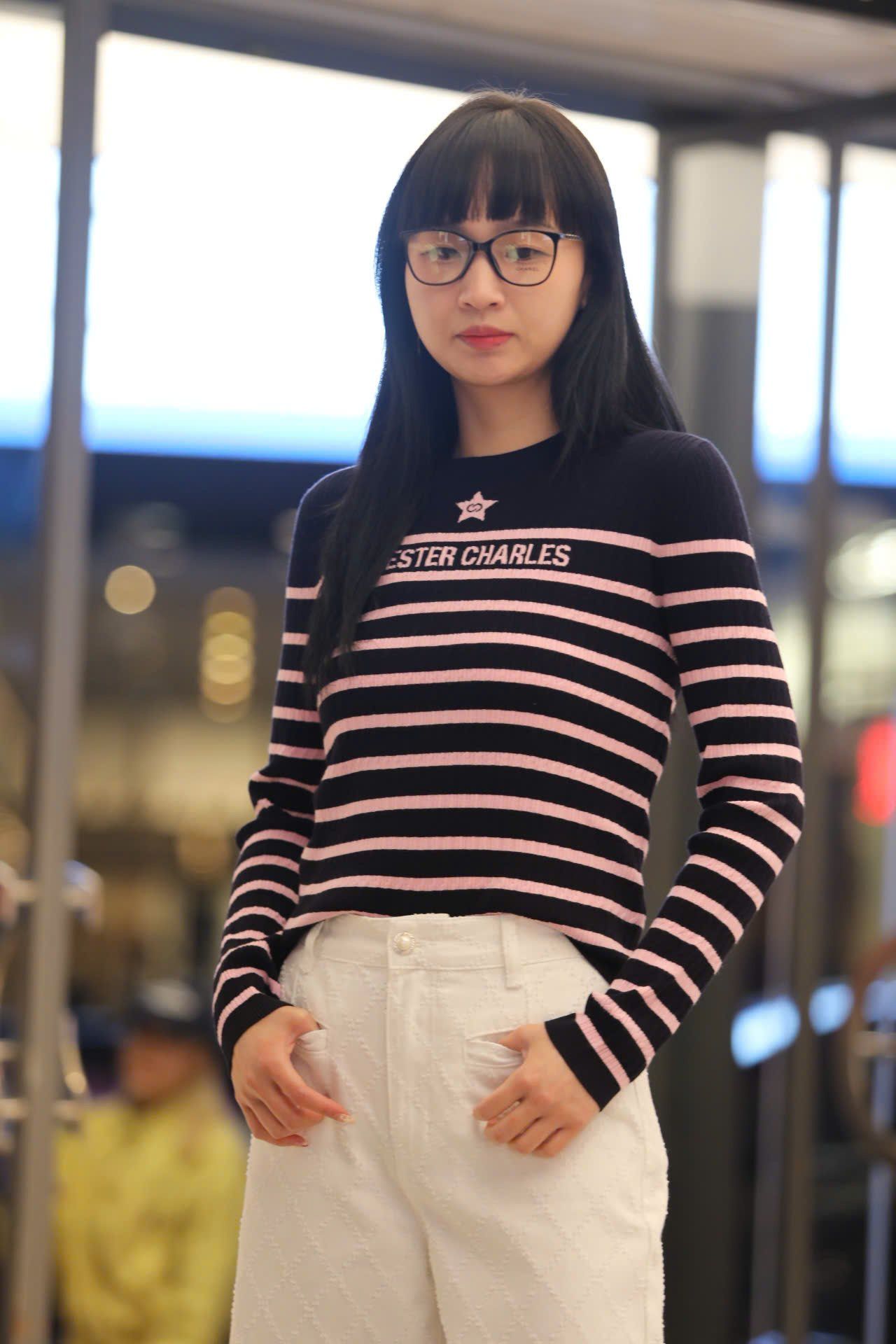  Áo len dài tay đen kẻ ngang hồng - ngôi sao giữa 