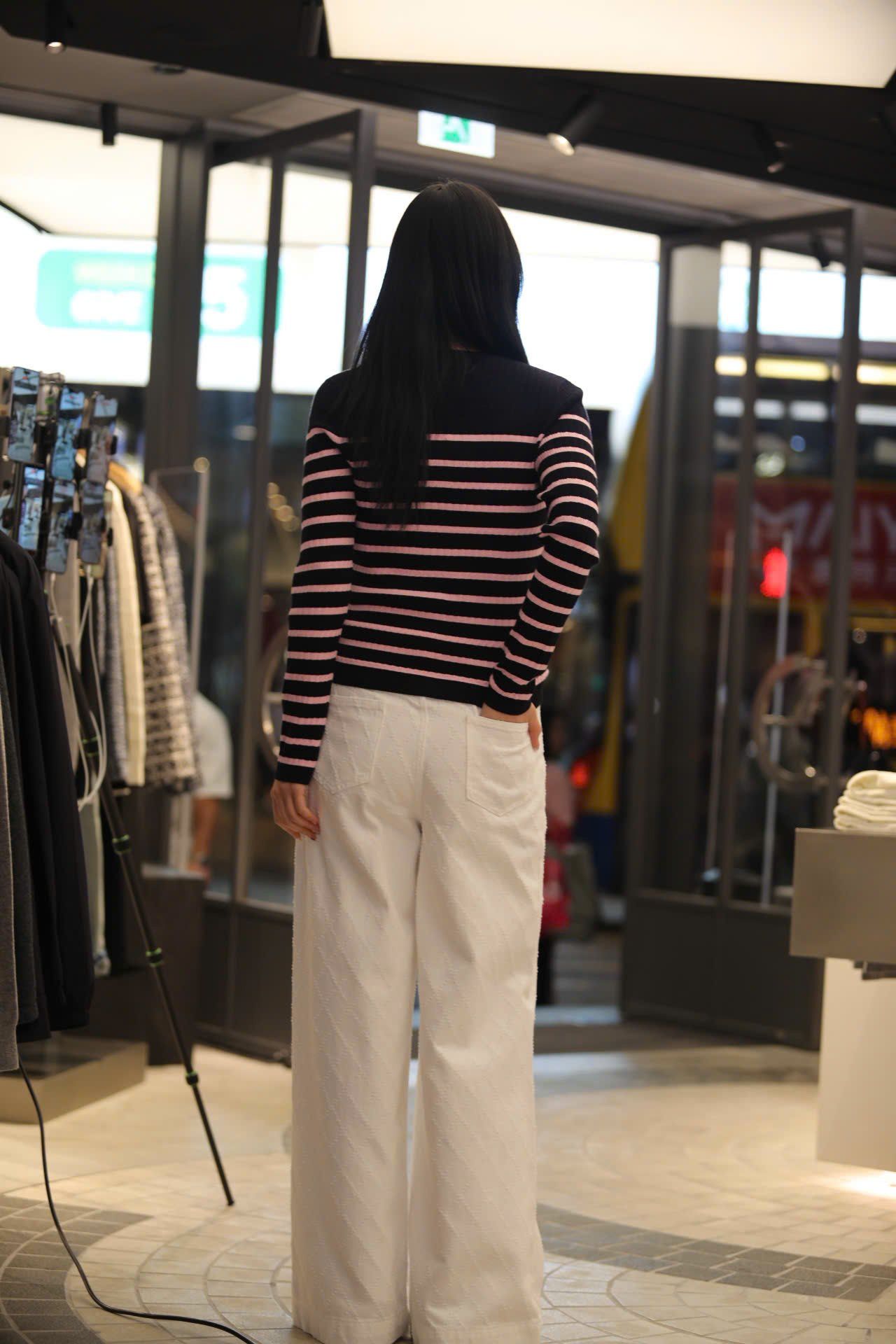  Áo len dài tay đen kẻ ngang hồng - ngôi sao giữa 