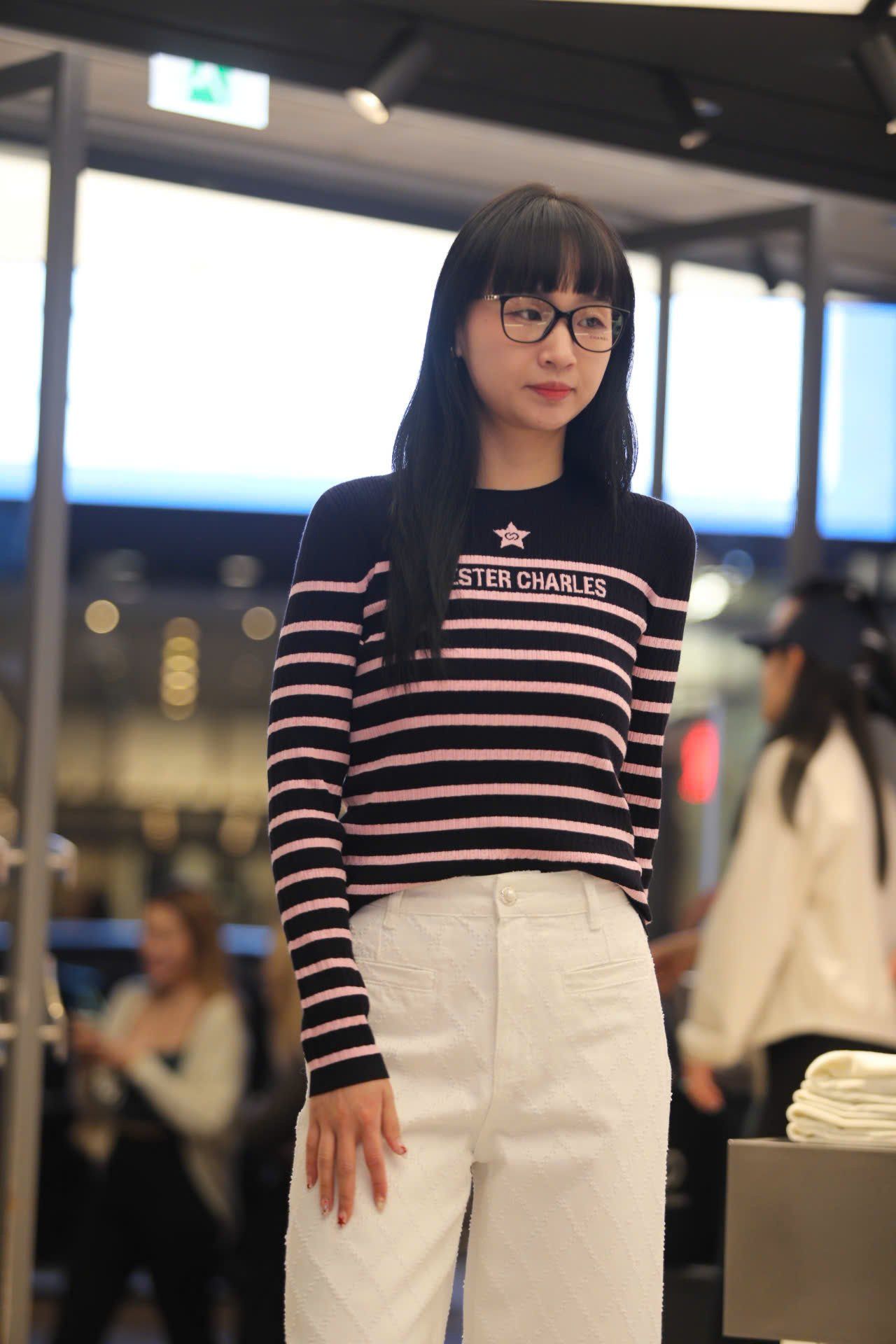  Áo len dài tay đen kẻ ngang hồng - ngôi sao giữa 