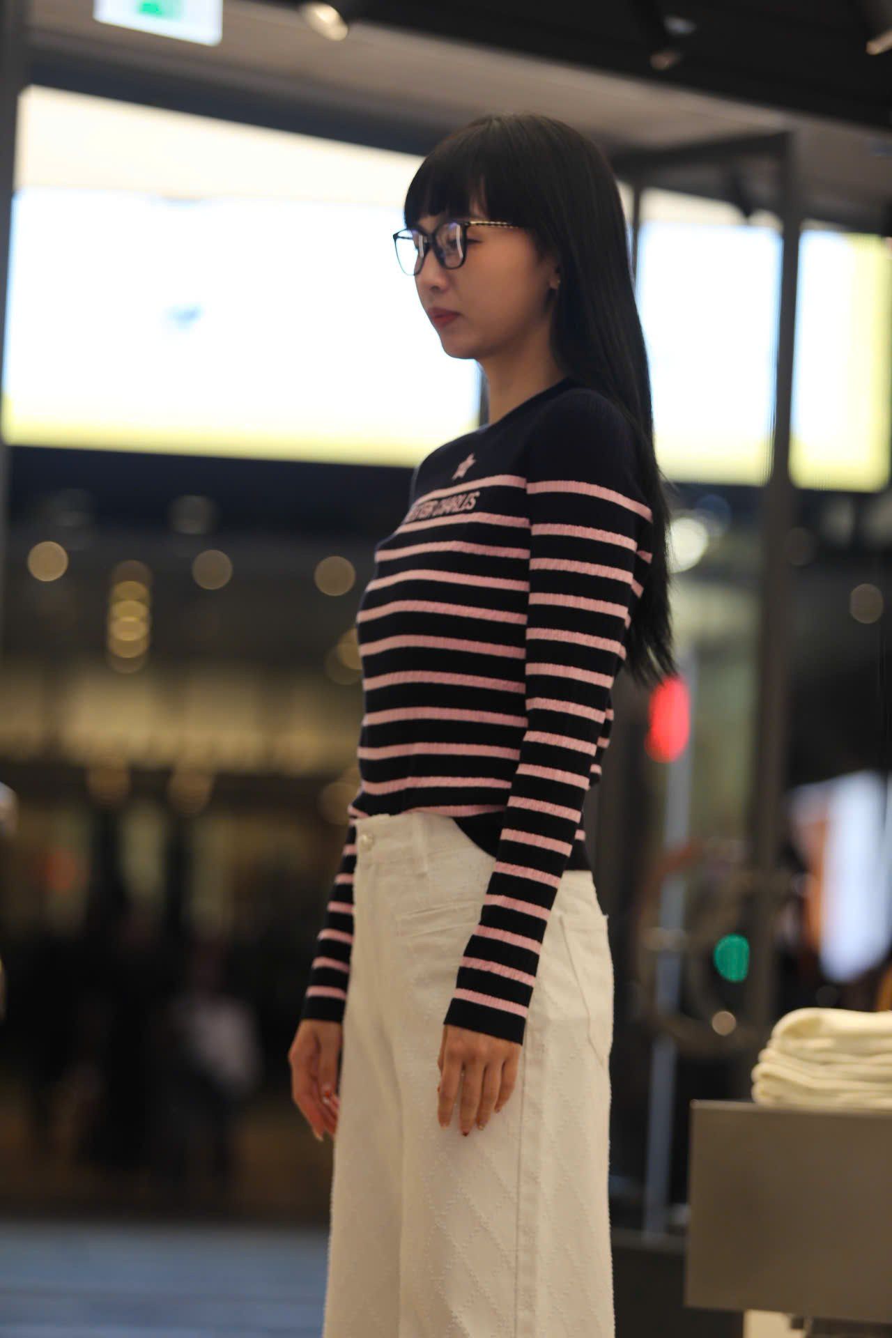  Áo len dài tay đen kẻ ngang hồng - ngôi sao giữa 