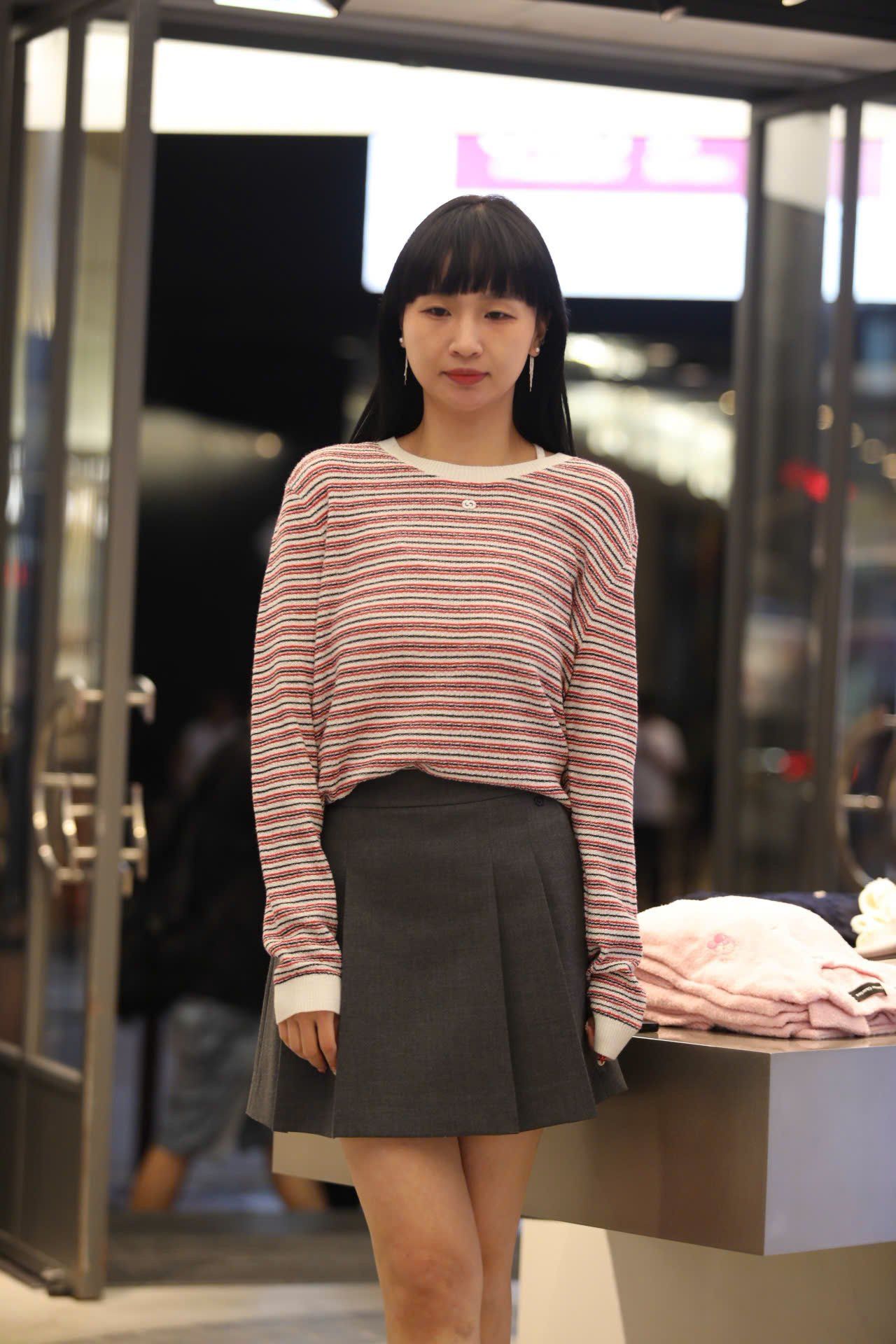  1.Chân váy ngắn xám chữ nổi cạp 