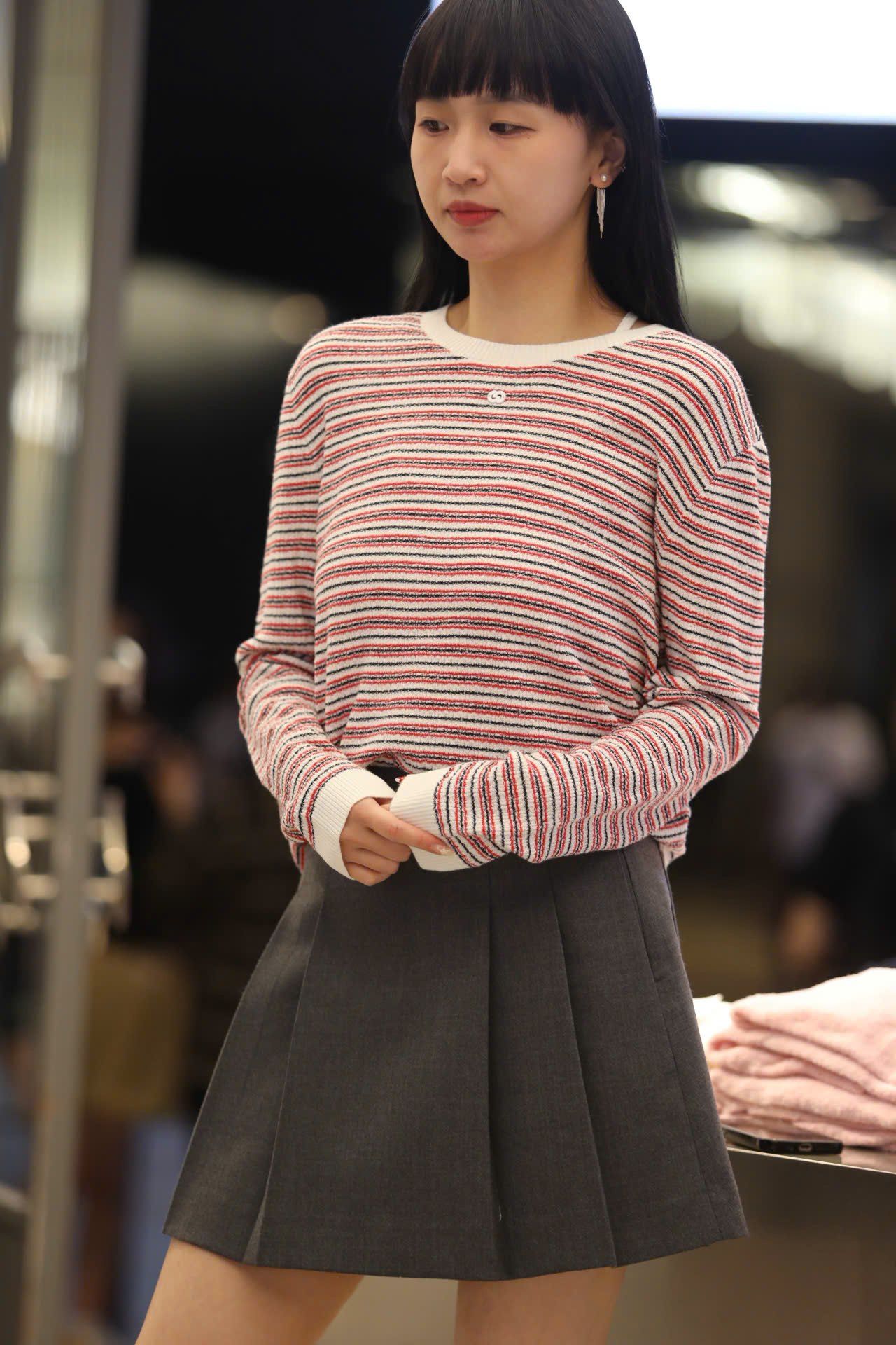  1.Chân váy ngắn xám chữ nổi cạp 