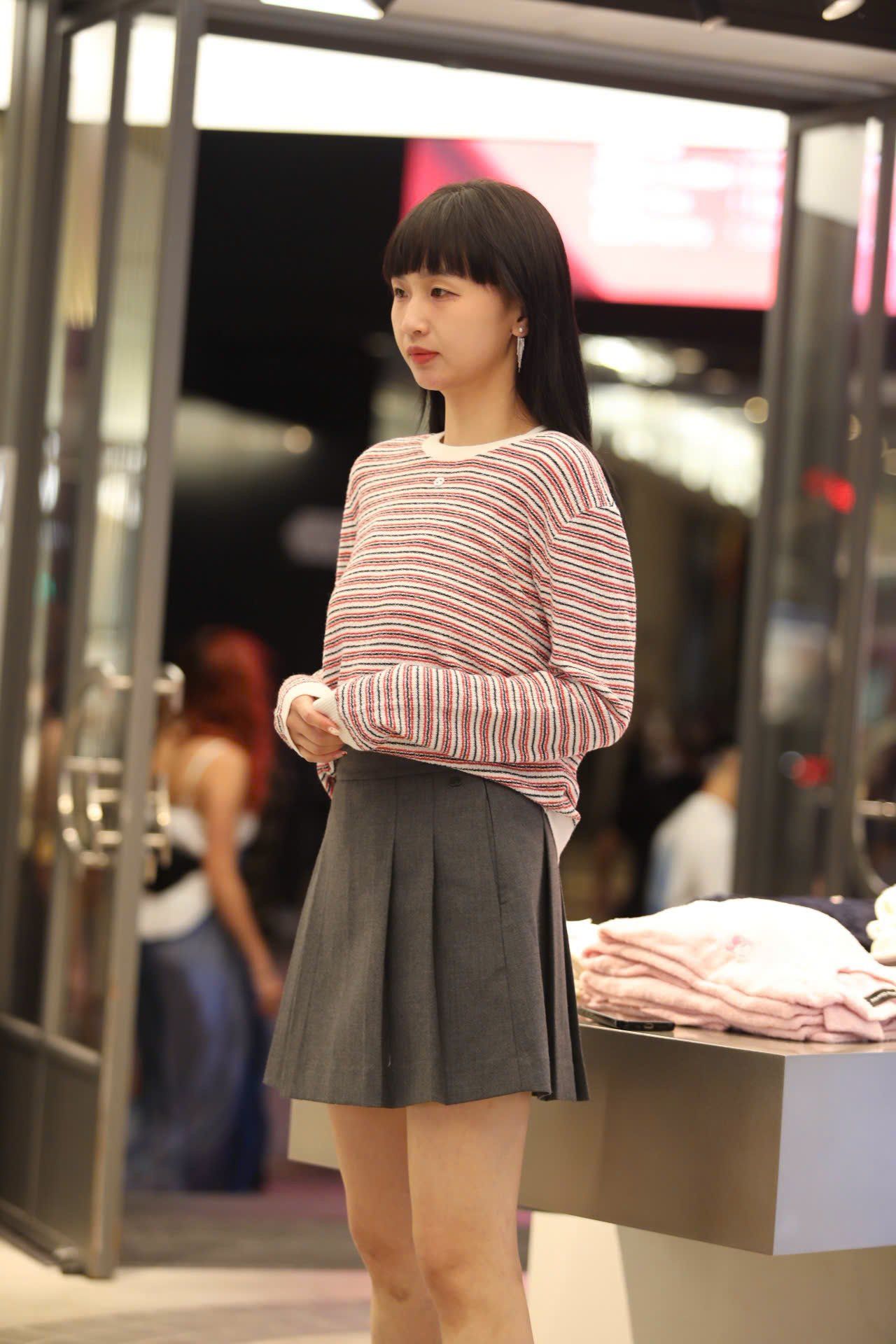  1.Chân váy ngắn xám chữ nổi cạp 