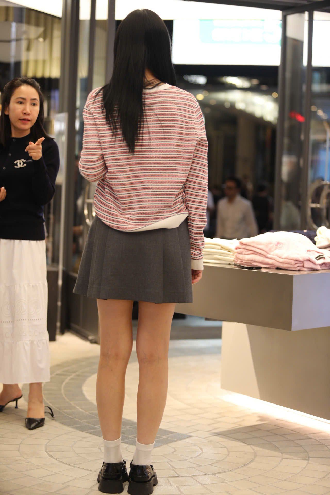  1.Chân váy ngắn xám chữ nổi cạp 