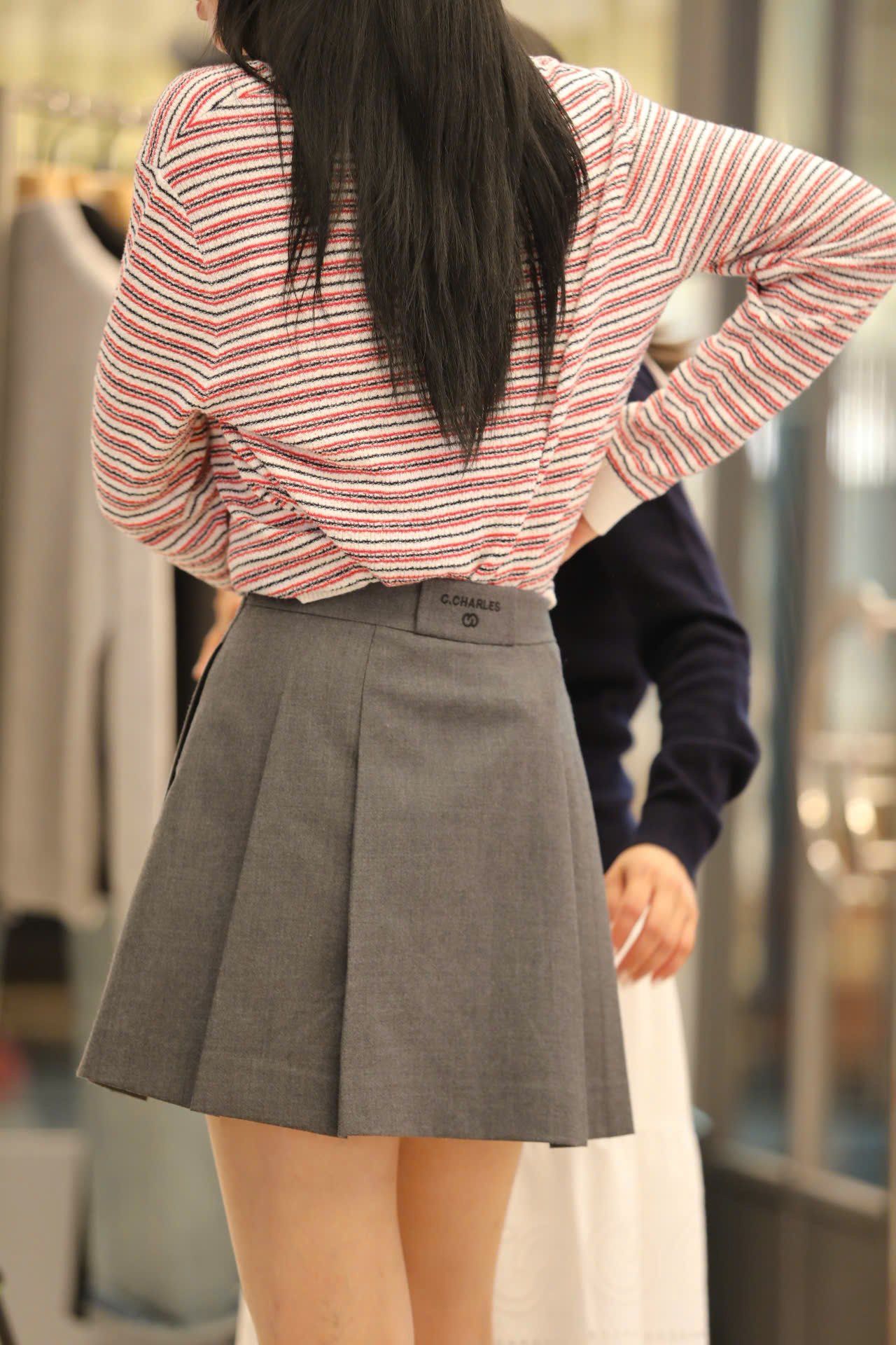  1.Chân váy ngắn xám chữ nổi cạp 