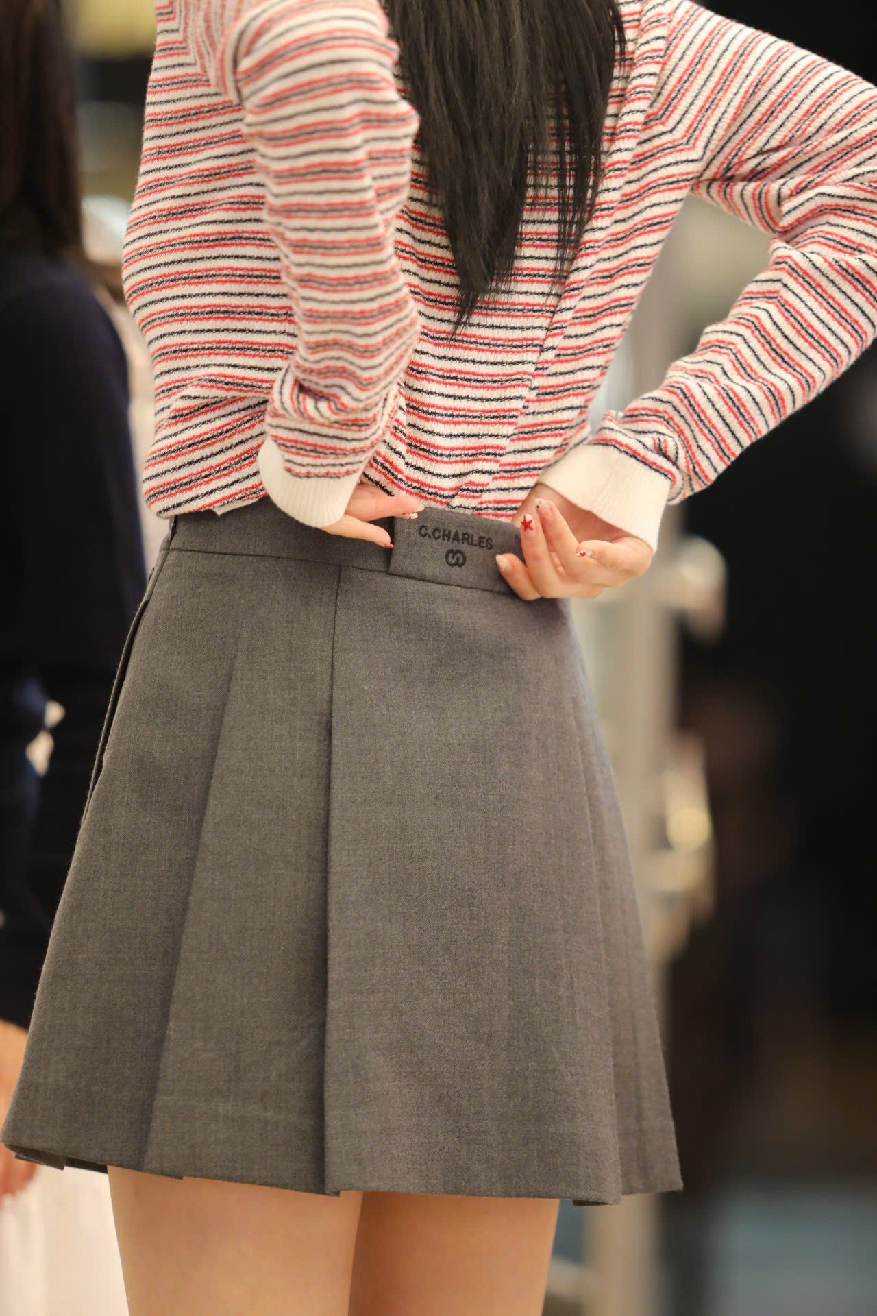  1.Chân váy ngắn xám chữ nổi cạp 