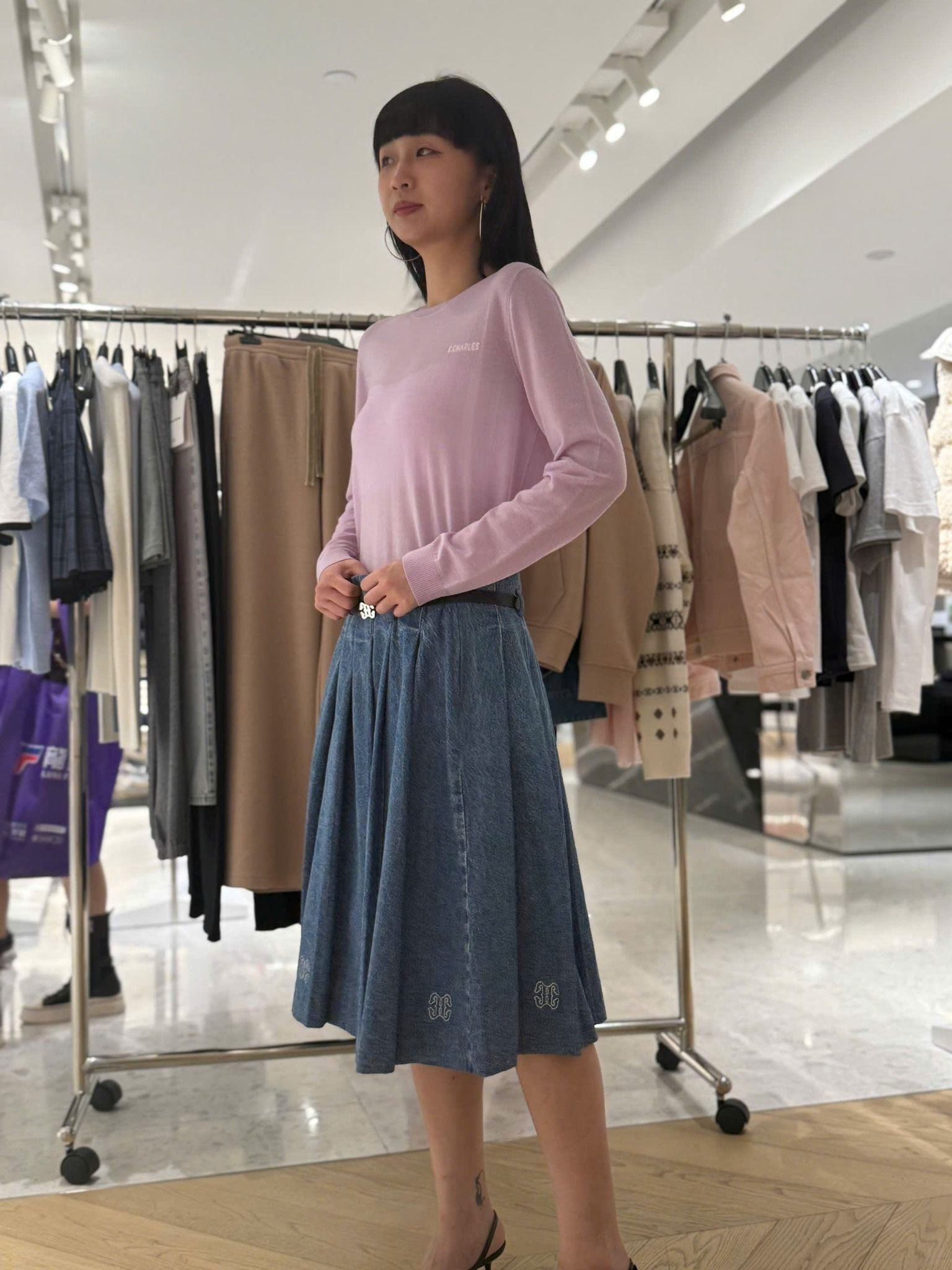  Áo len dài tay hồng tím,chữ C.charles trắng 