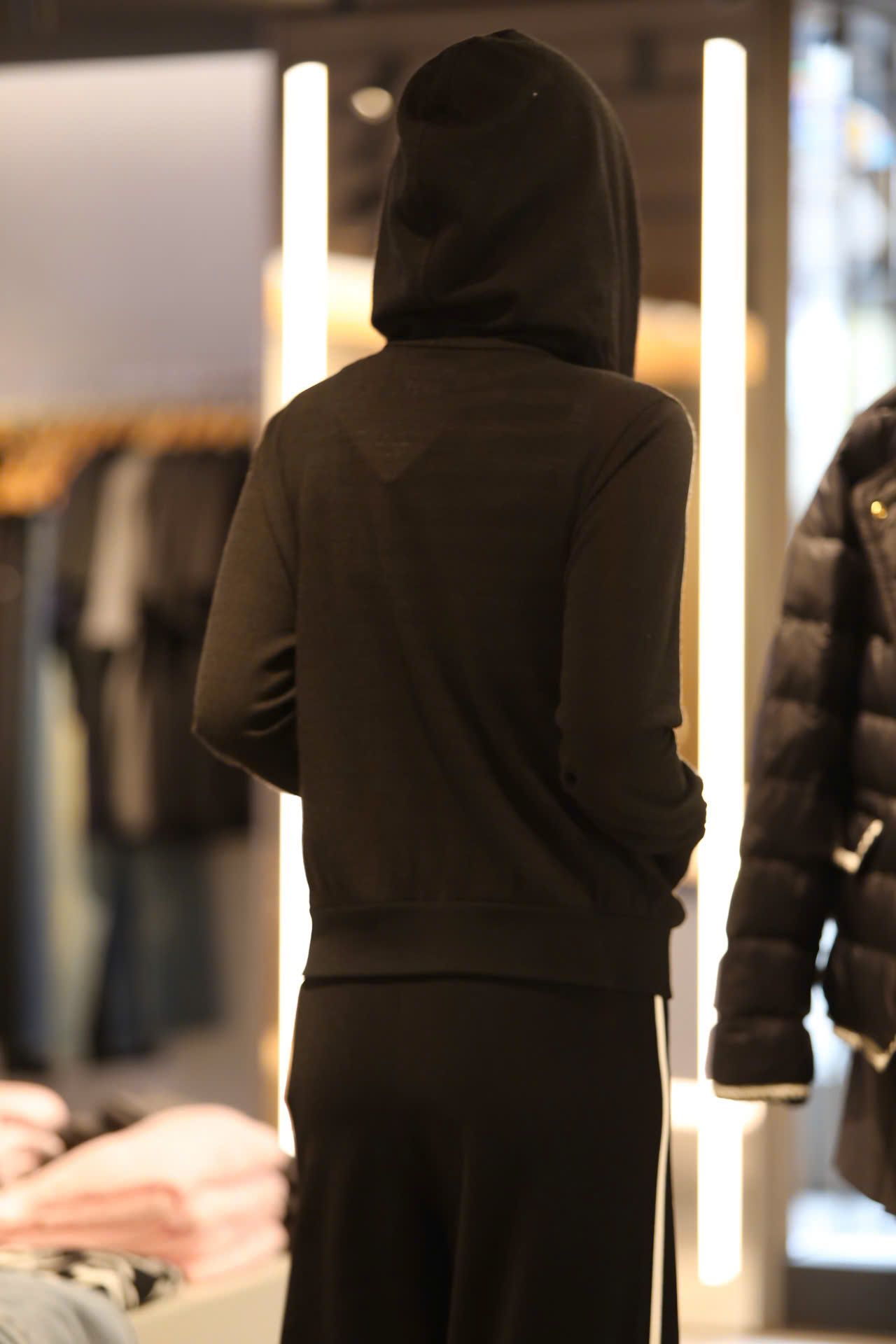  Áo khoác đen có mũ , gấu đỏ 