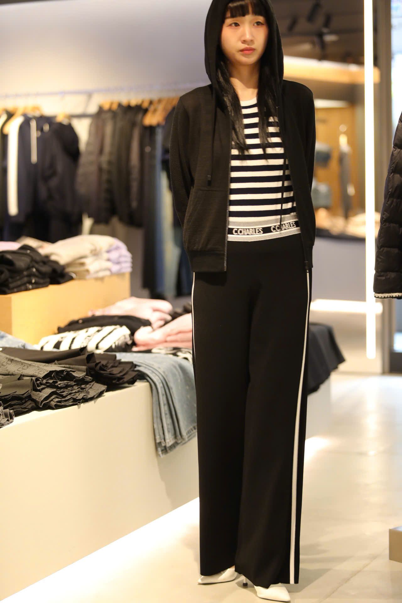  Áo khoác đen có mũ , gấu đỏ 