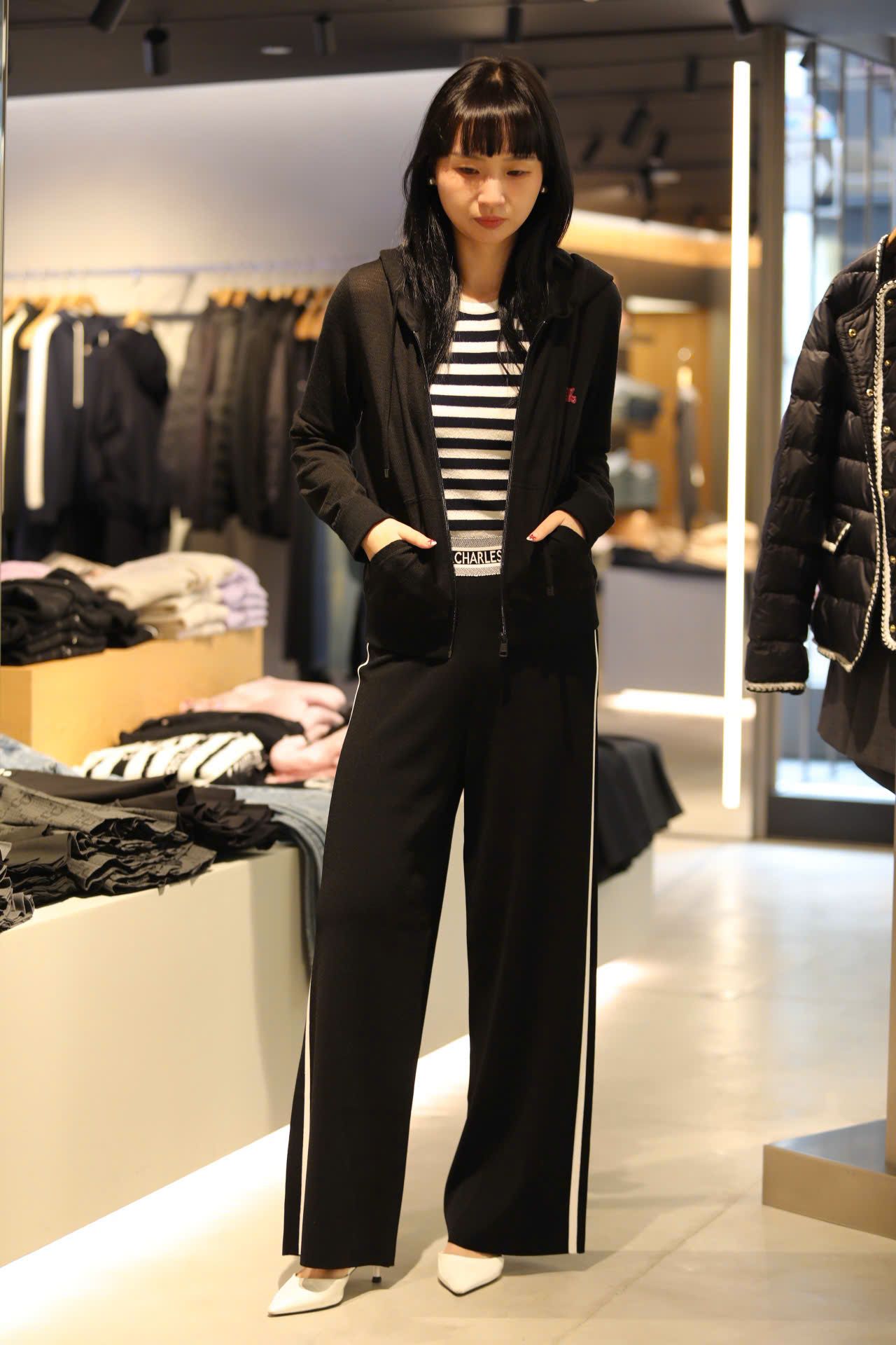  Áo khoác đen có mũ , gấu đỏ 