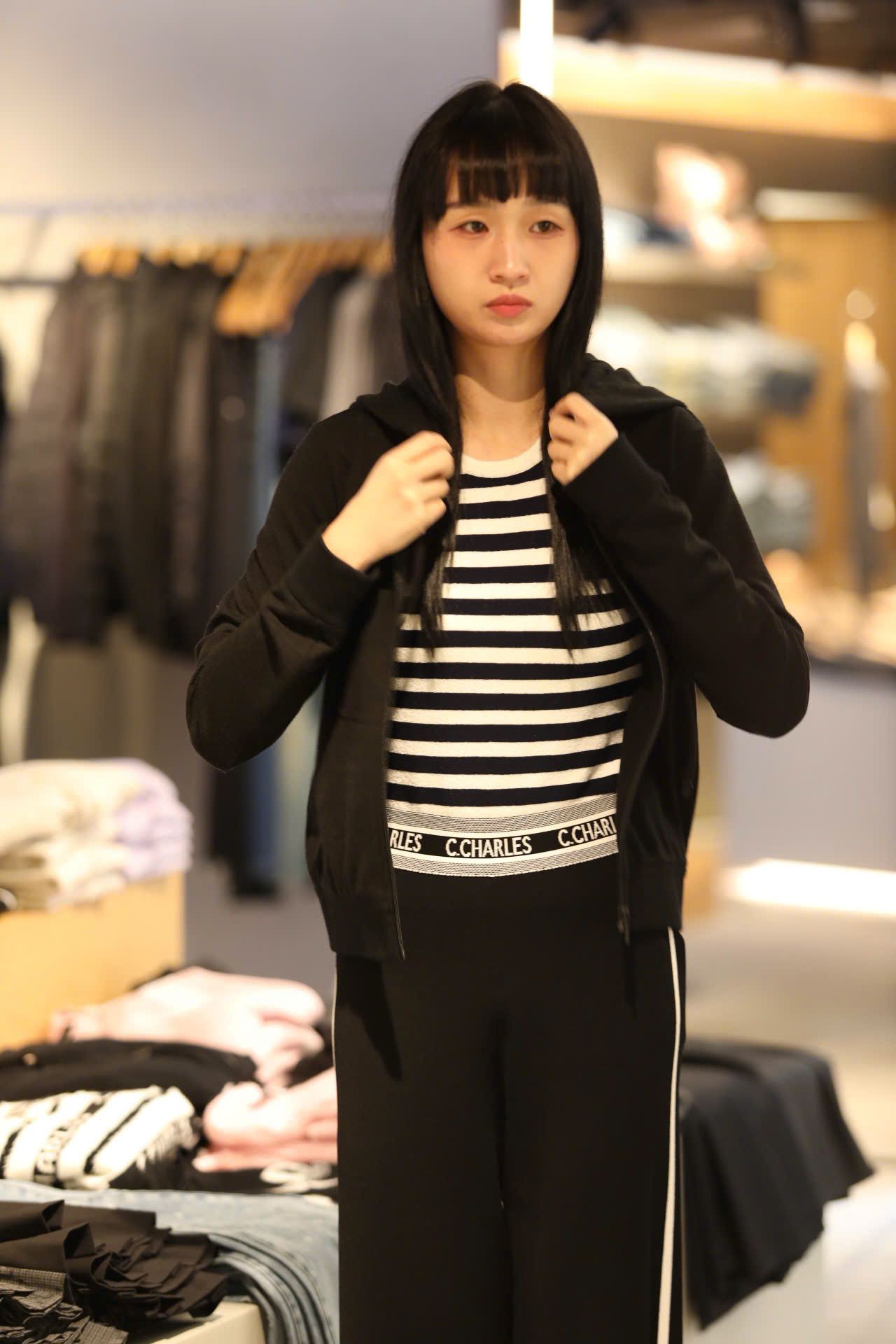  Áo khoác đen có mũ , gấu đỏ 