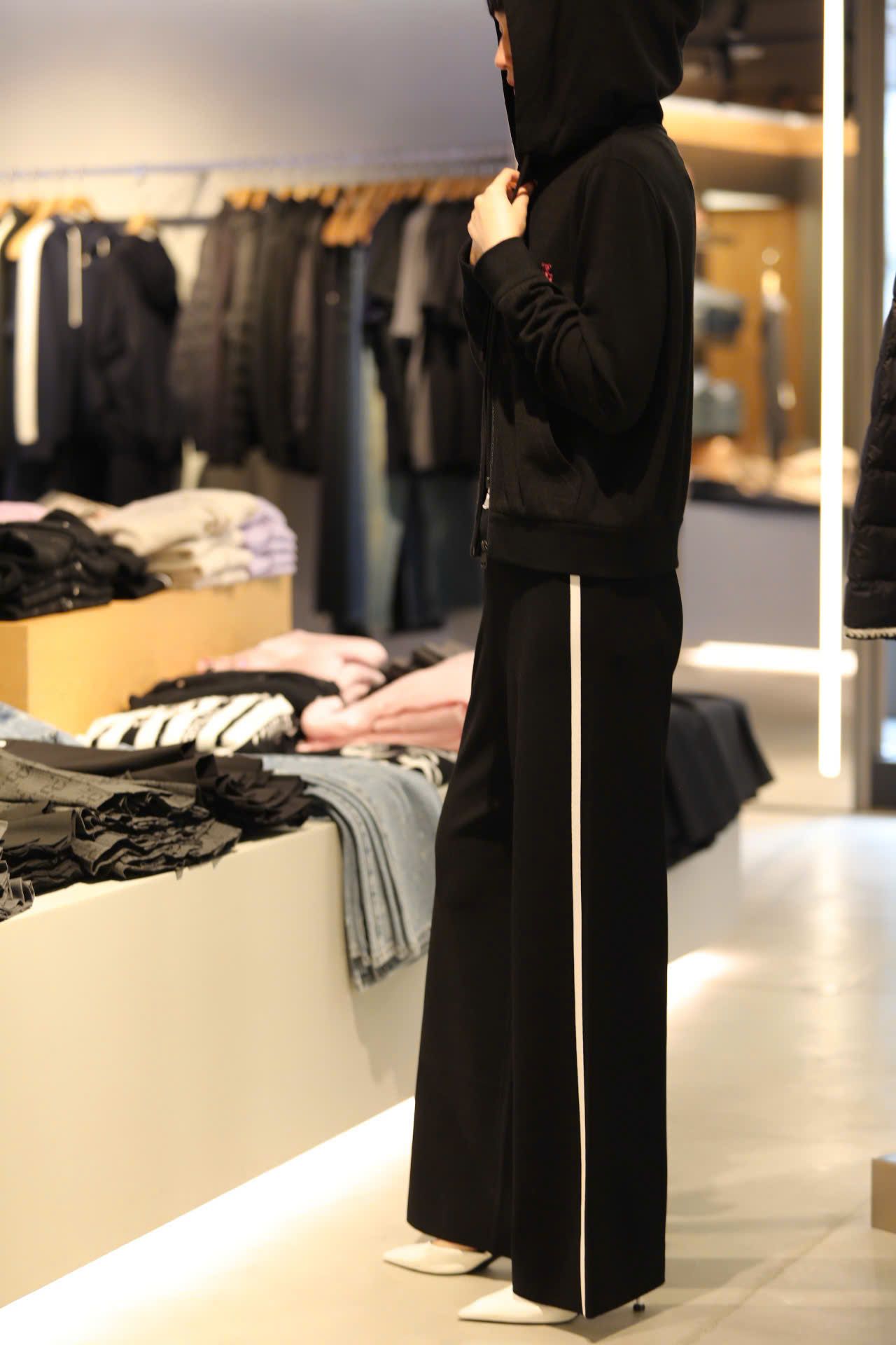  Áo khoác đen có mũ , gấu đỏ 