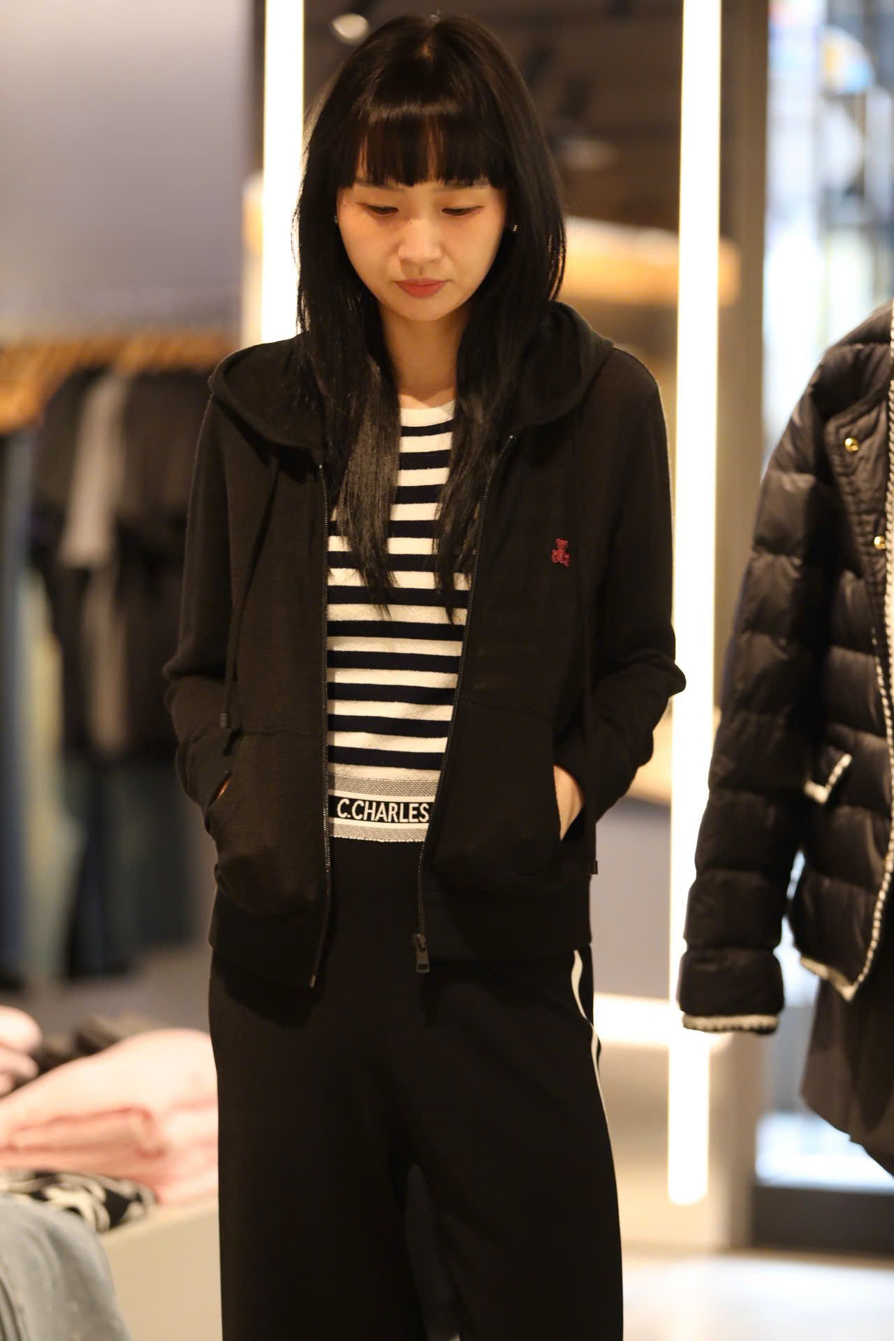  Áo khoác đen có mũ , gấu đỏ 