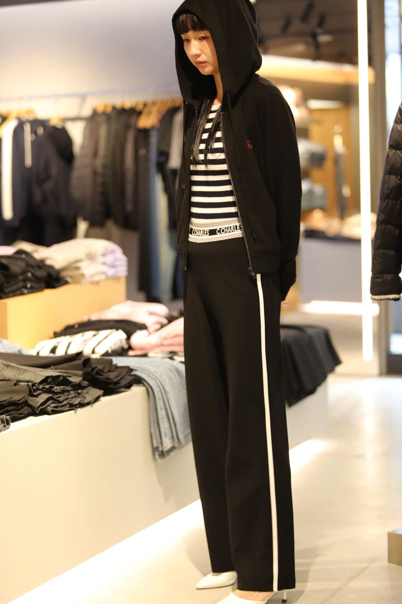  Áo khoác đen có mũ , gấu đỏ 