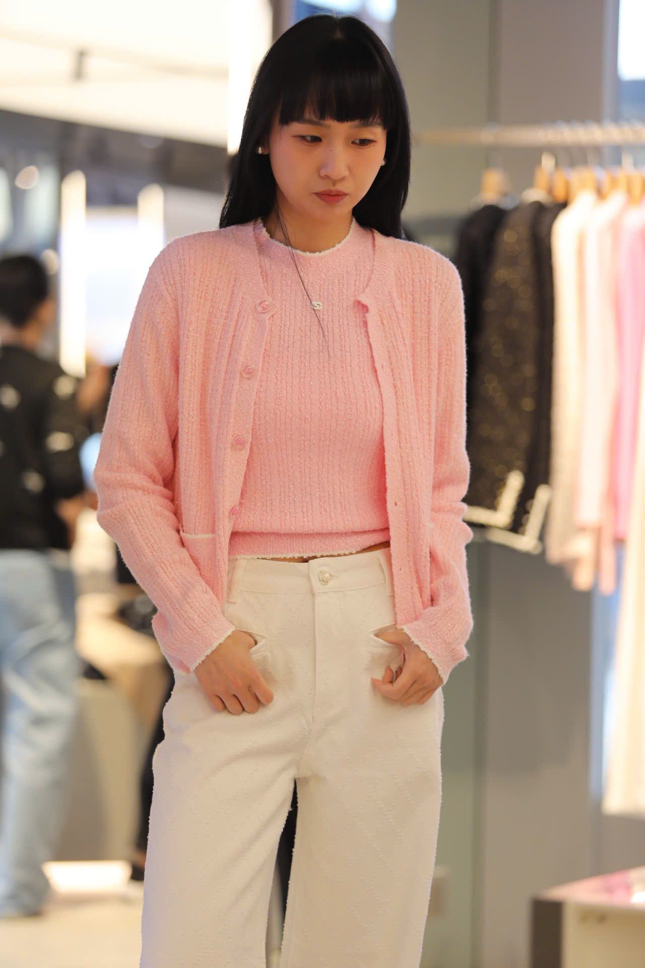  Áo 3 lỗ hồng, logo đá 