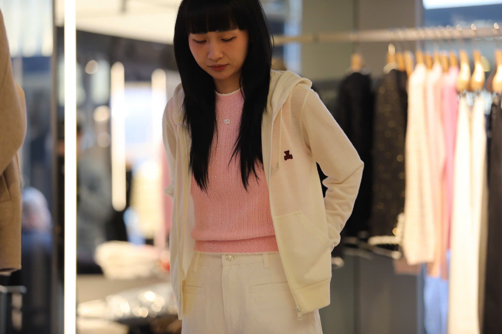  Áo khoác trắng kem có mũ, gấu đỏ 