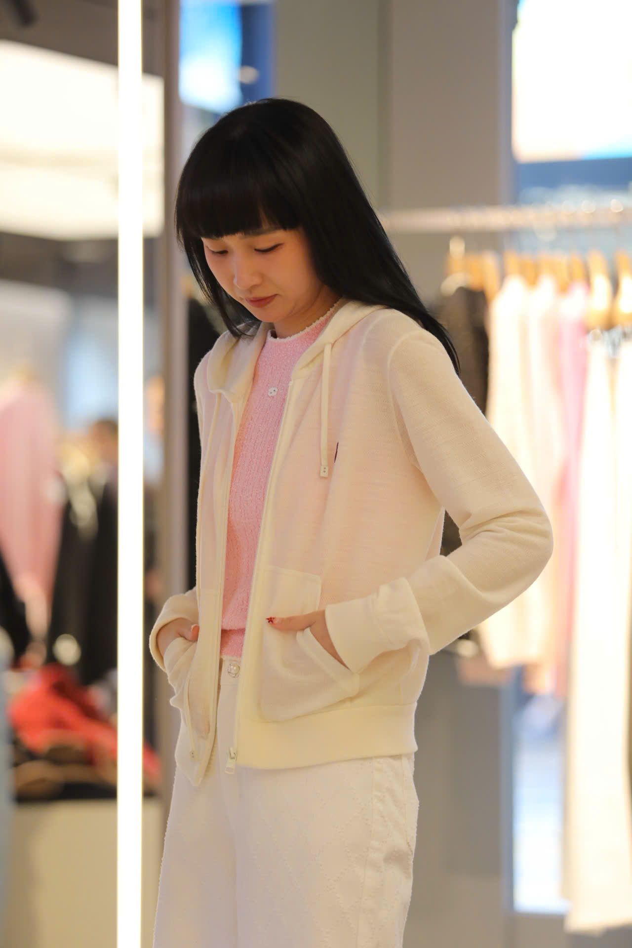  Áo khoác trắng kem có mũ, gấu đỏ 