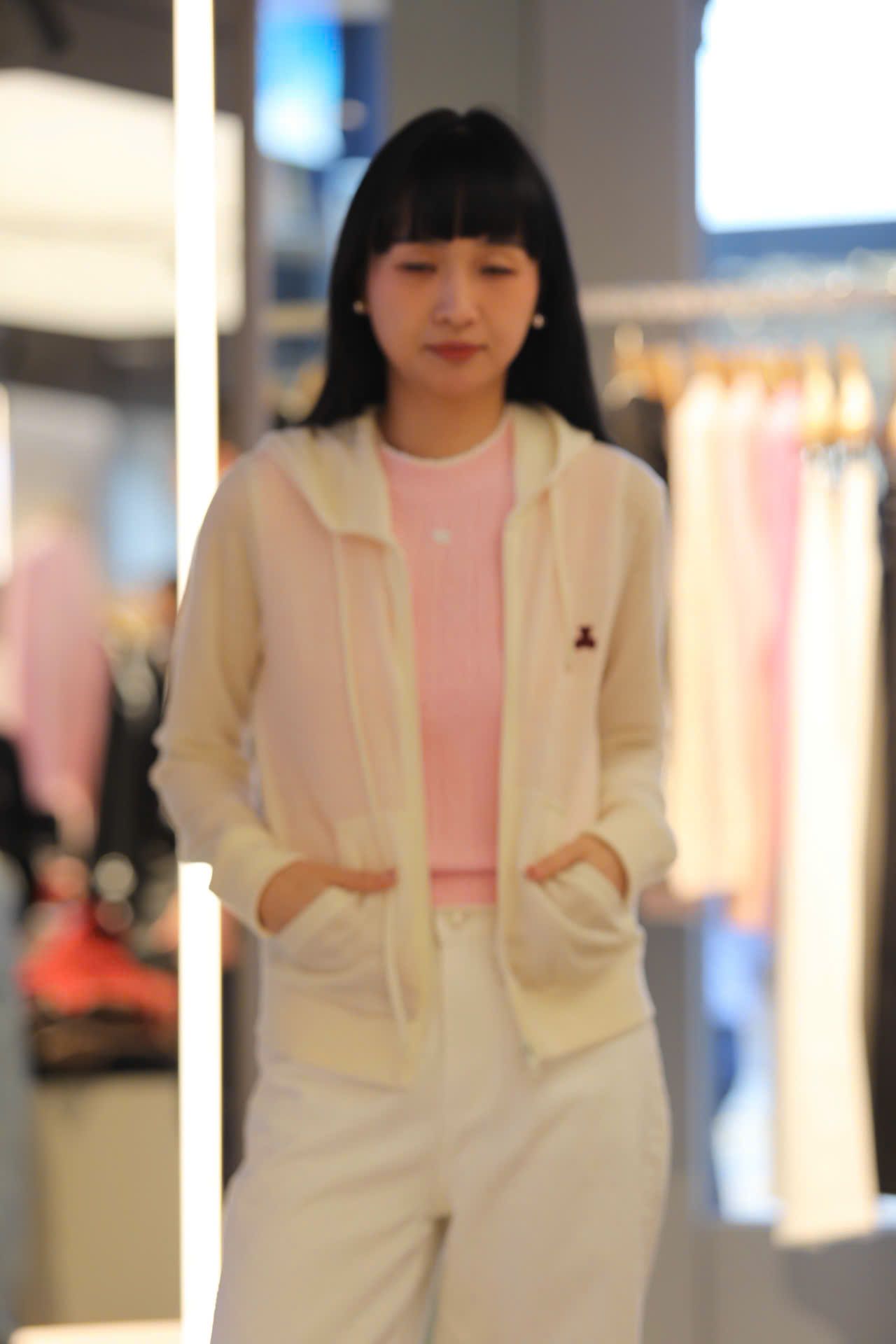  Áo khoác trắng kem có mũ, gấu đỏ 