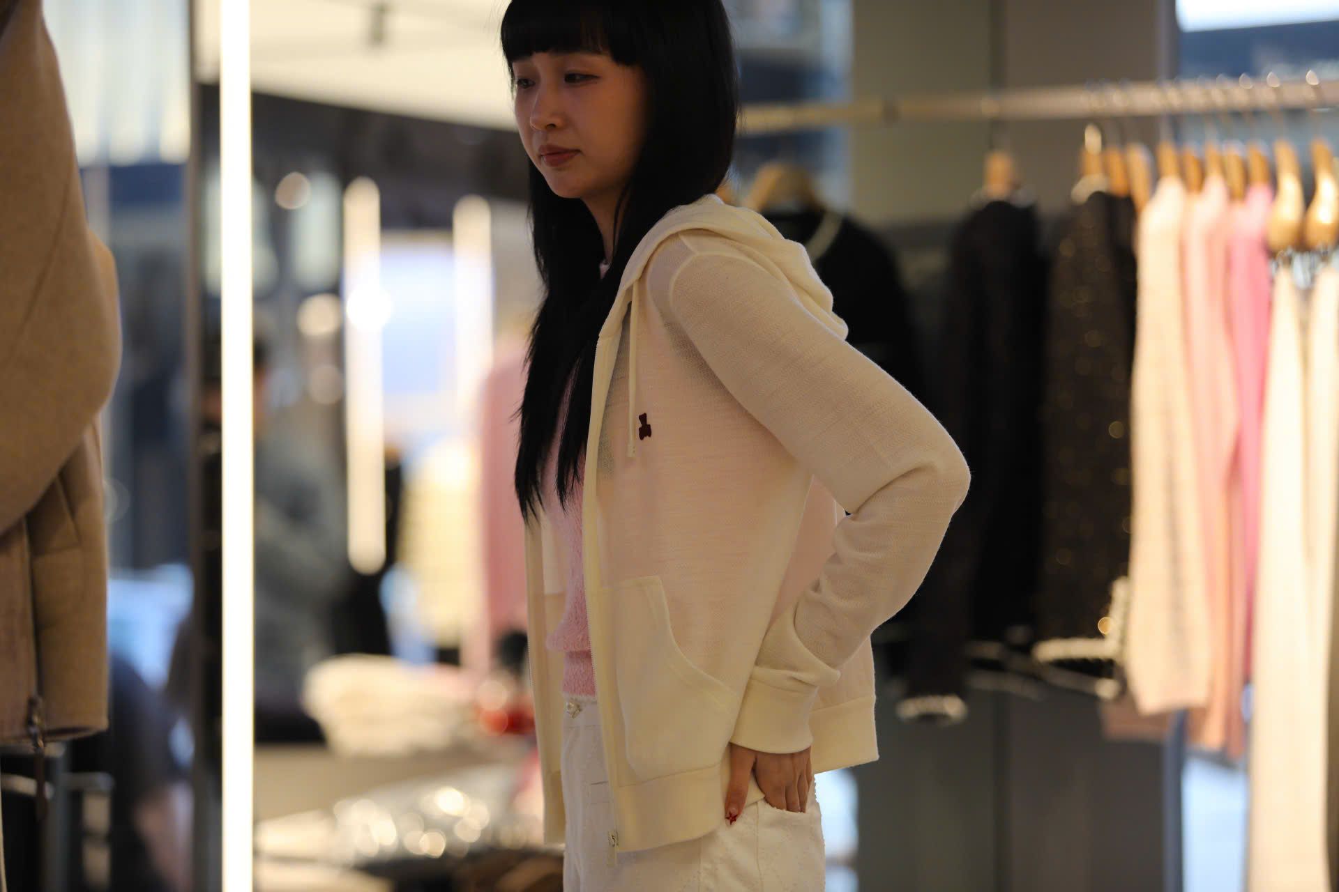  Áo khoác trắng kem có mũ, gấu đỏ 