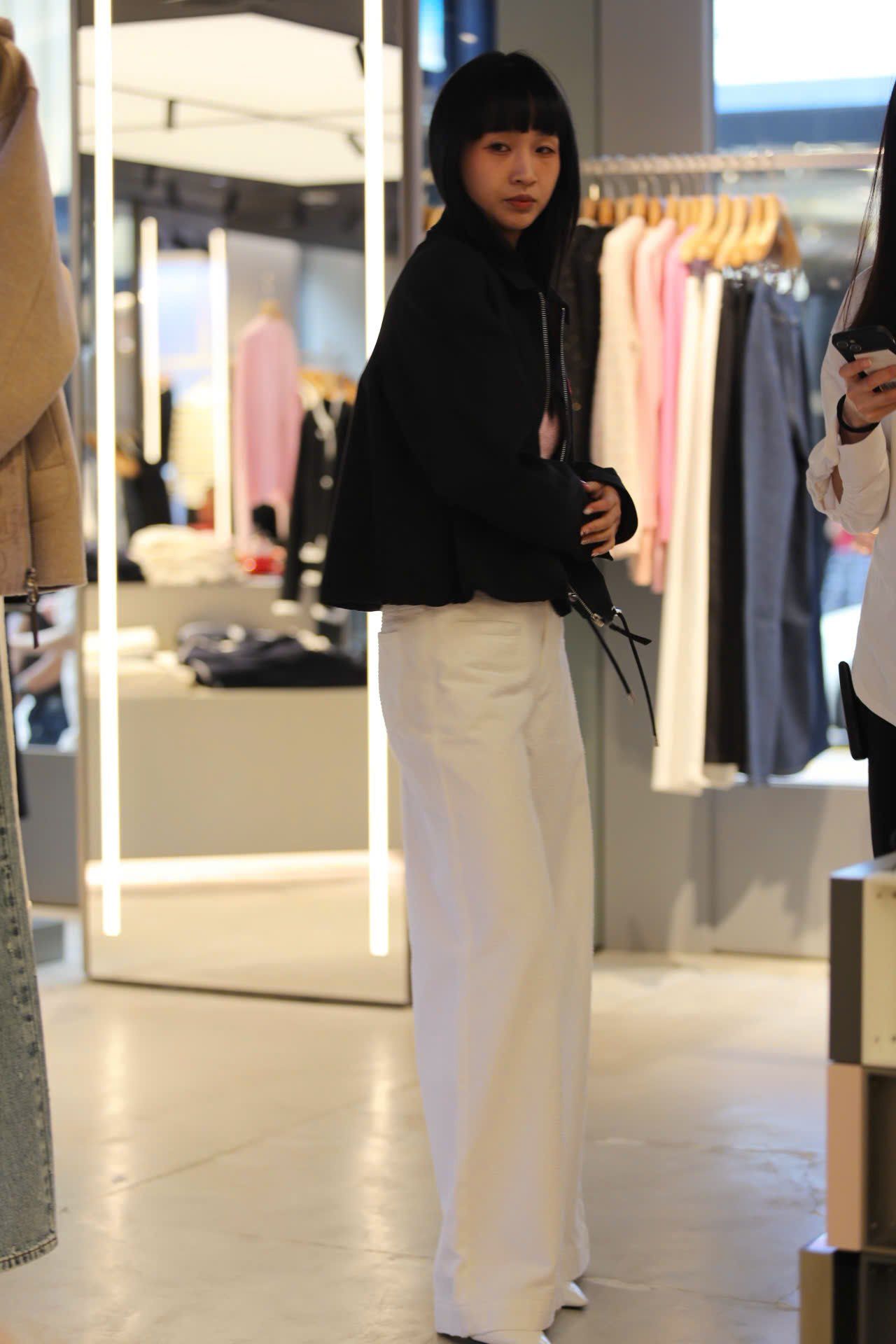  Áo khoác gió đen khóa kéo, gấu đỏ 