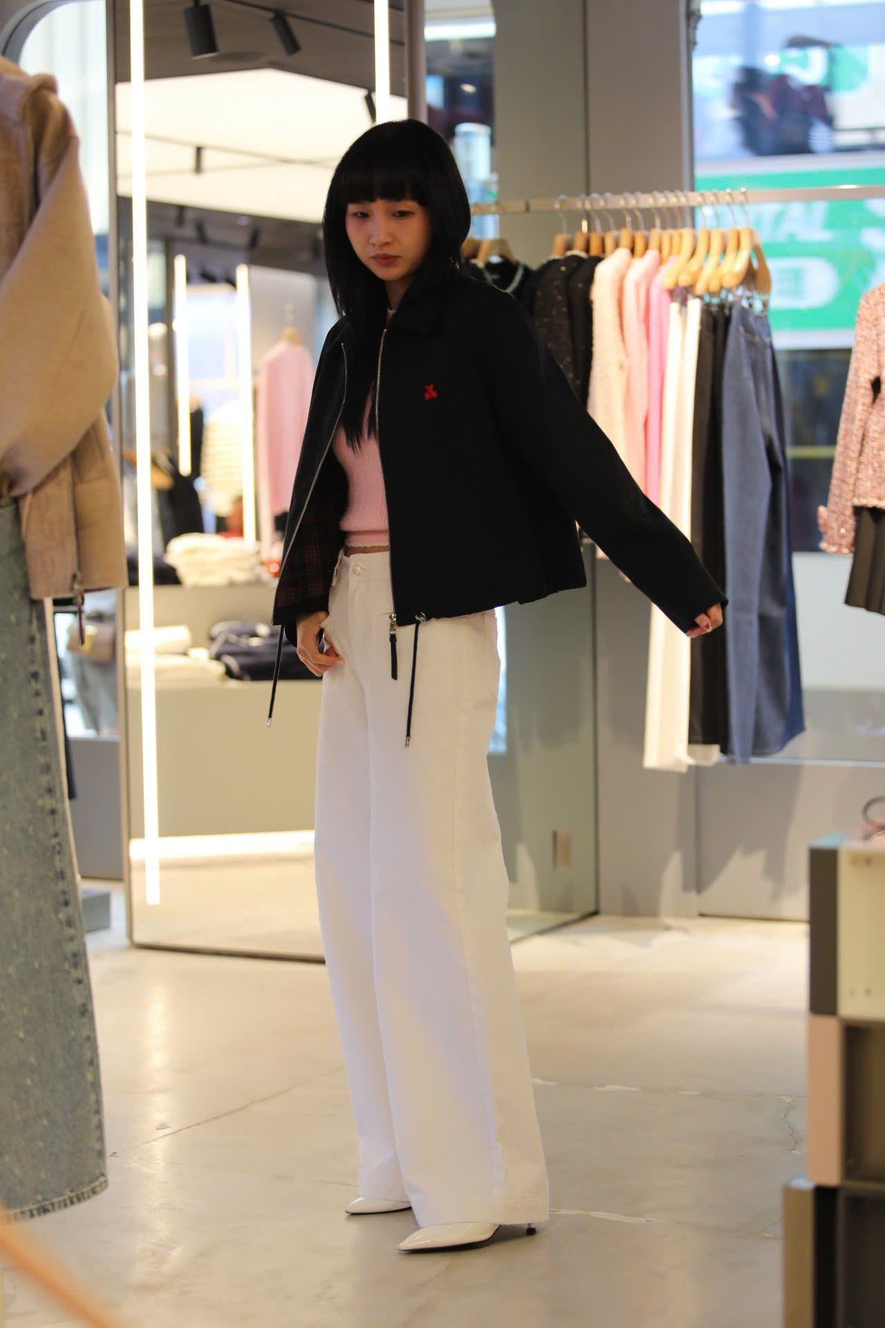  Áo khoác gió đen khóa kéo, gấu đỏ 