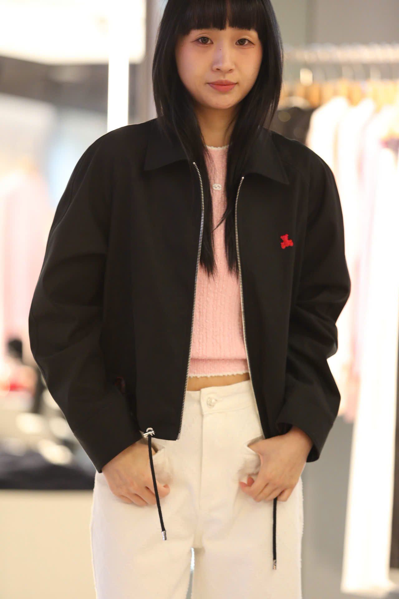  Áo khoác gió đen khóa kéo, gấu đỏ 