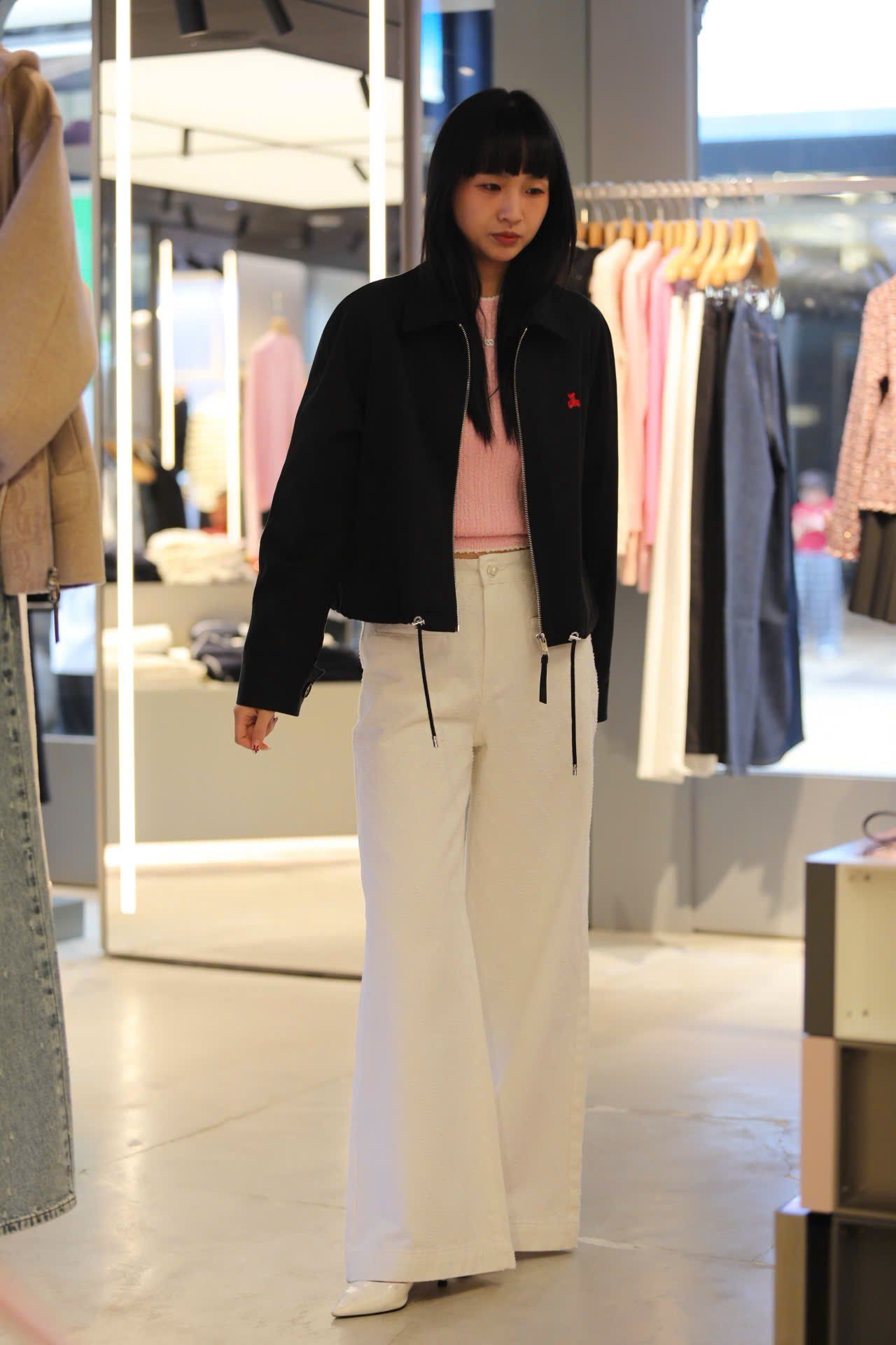  Áo khoác gió đen khóa kéo, gấu đỏ 