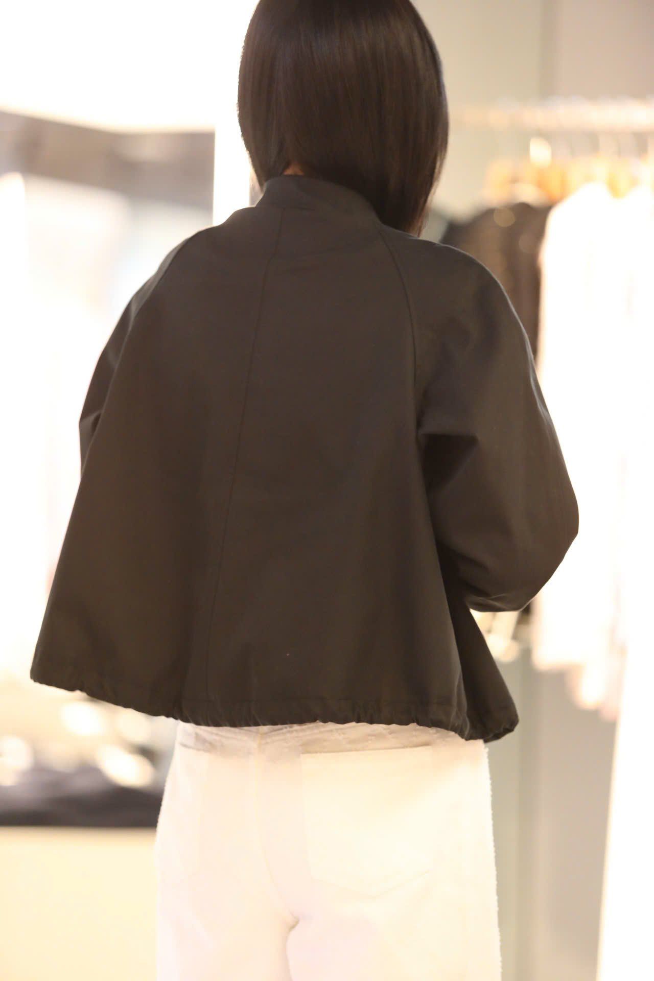  Áo khoác gió đen khóa kéo, gấu đỏ 