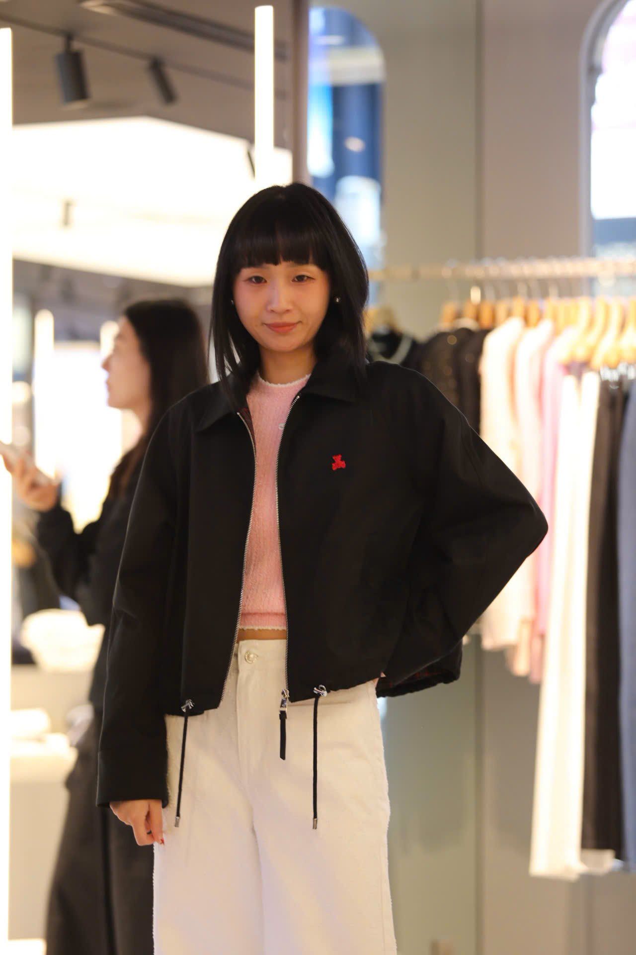  Áo khoác gió đen khóa kéo, gấu đỏ 