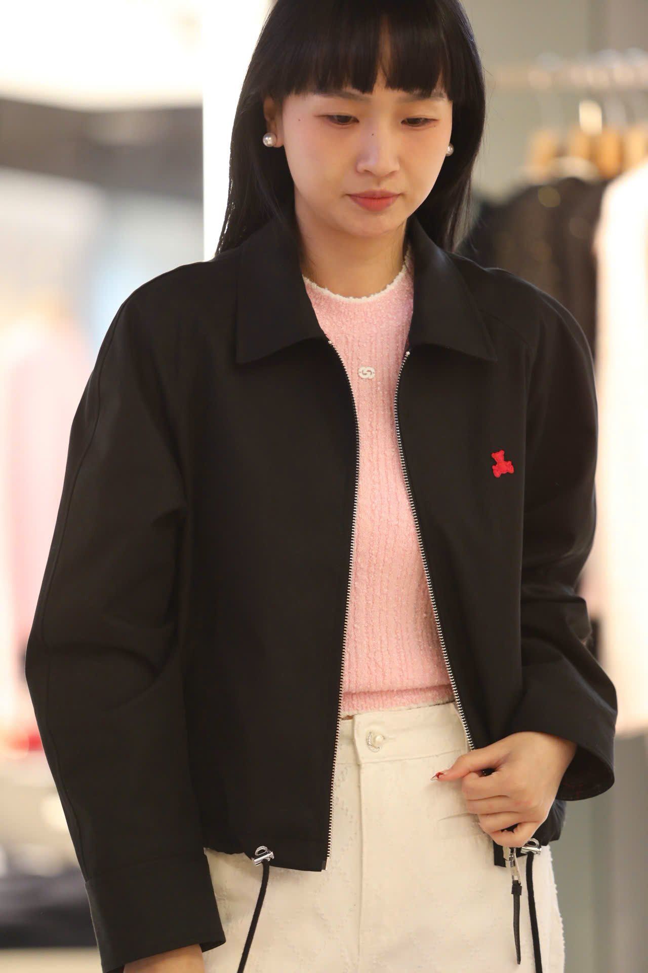  Áo khoác gió đen khóa kéo, gấu đỏ 