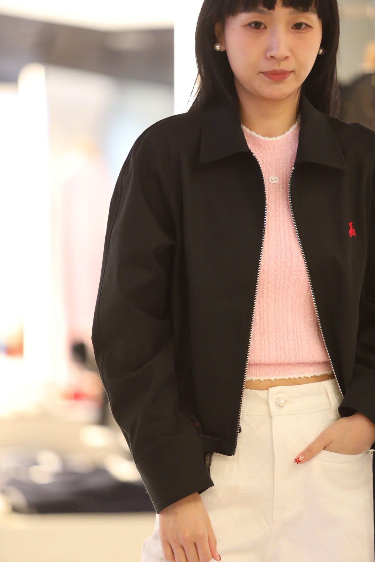  Áo khoác gió đen khóa kéo, gấu đỏ 