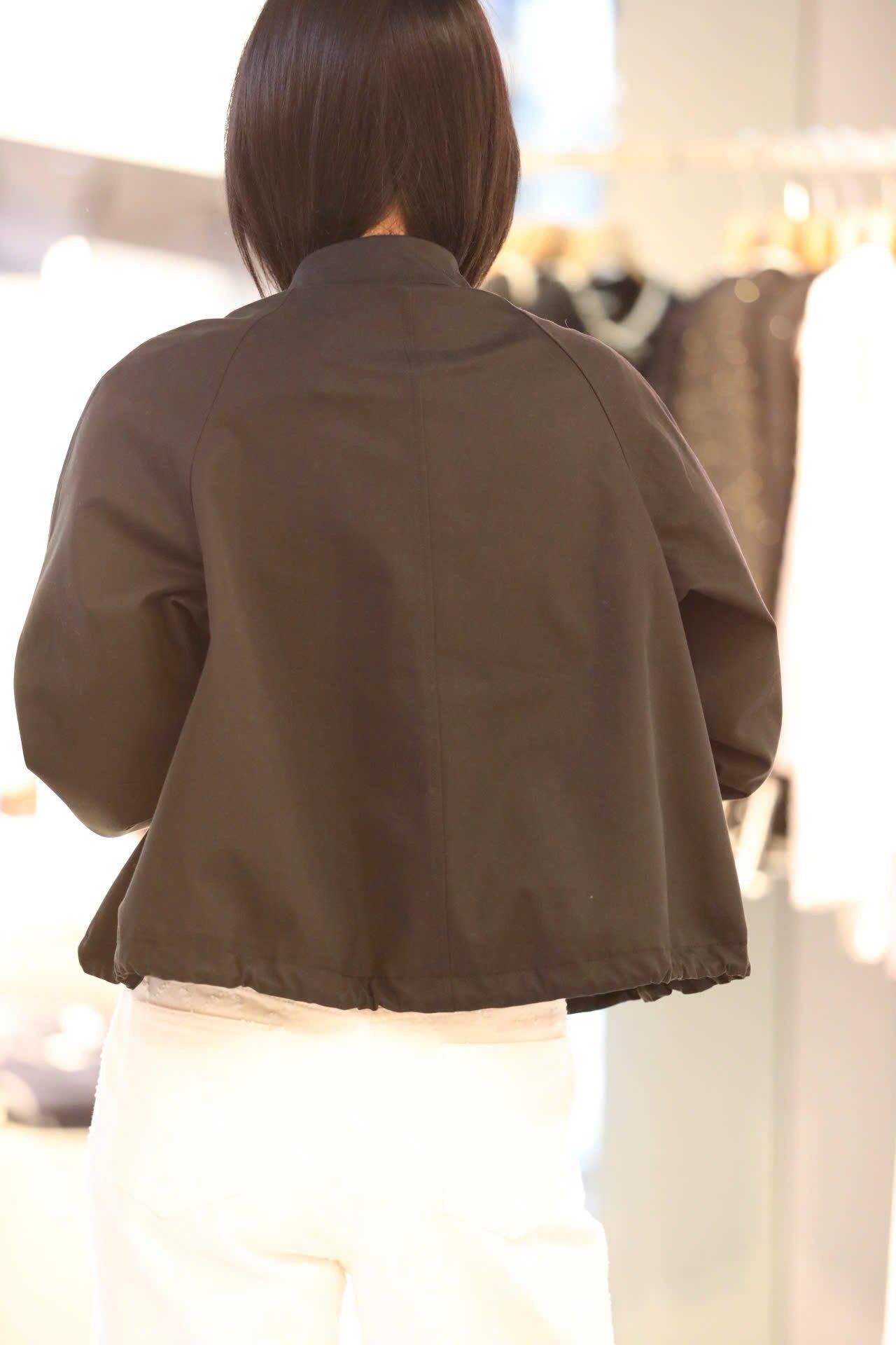  Áo khoác gió đen khóa kéo, gấu đỏ 