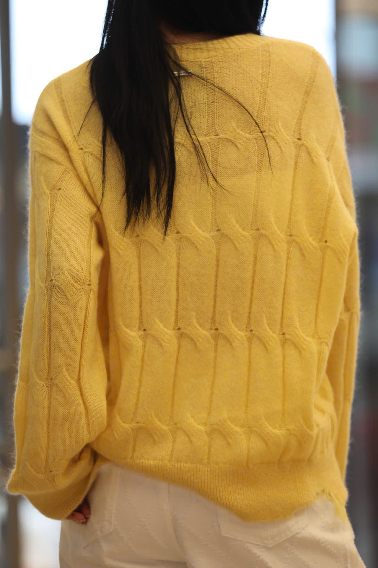  Áo len thừng vàng dài tay , rách gấu 