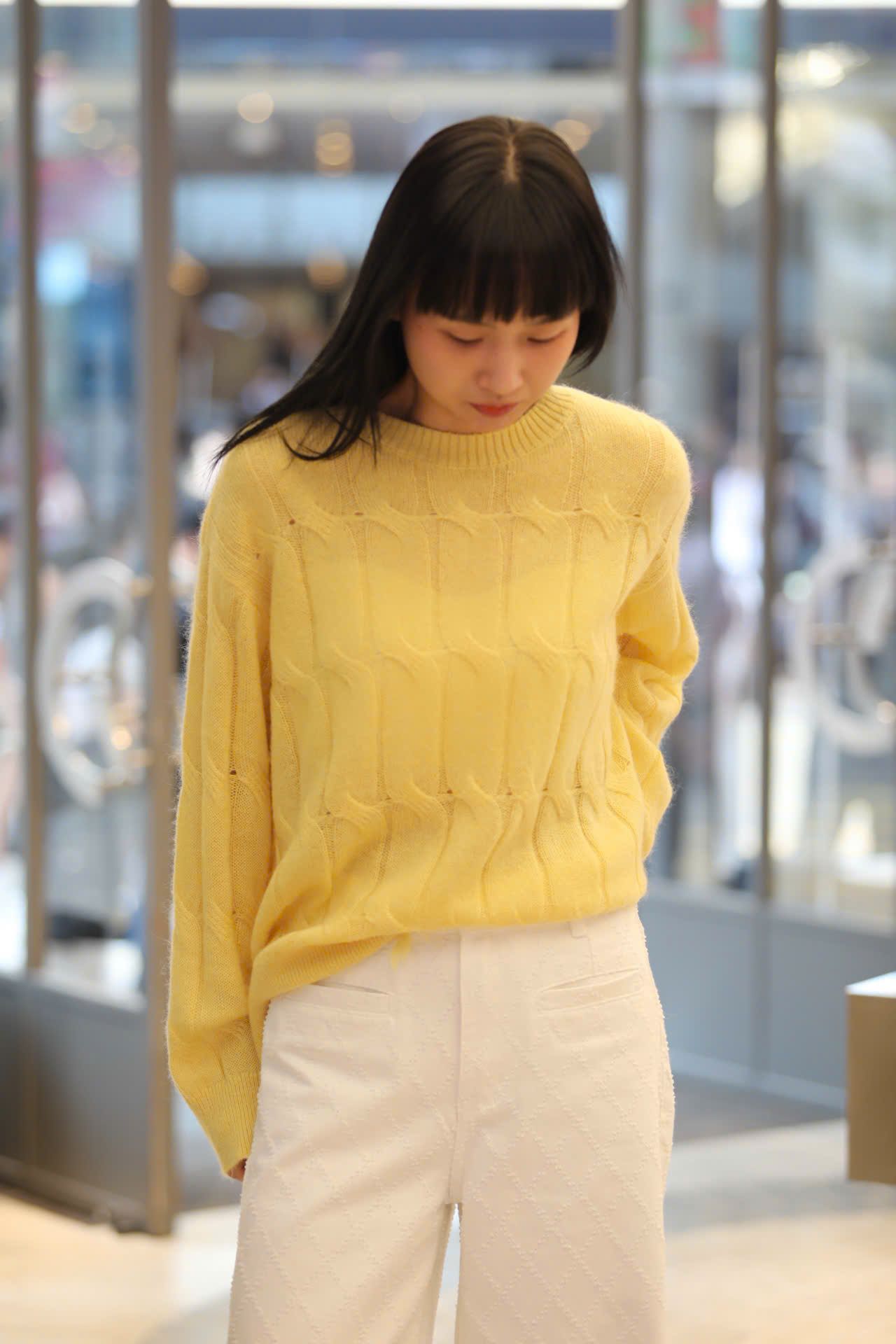  Áo len thừng vàng dài tay , rách gấu 