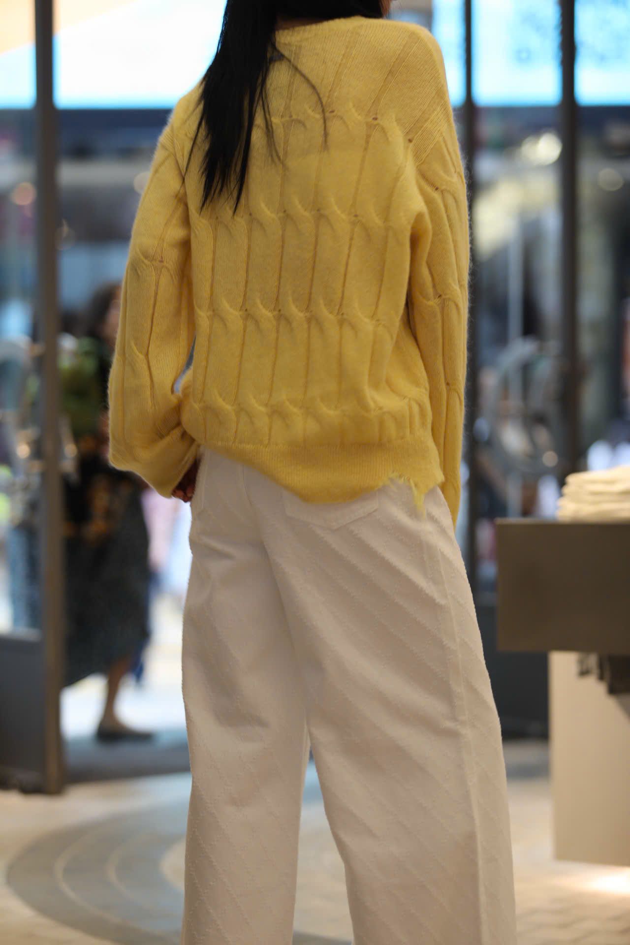  Áo len thừng vàng dài tay , rách gấu 