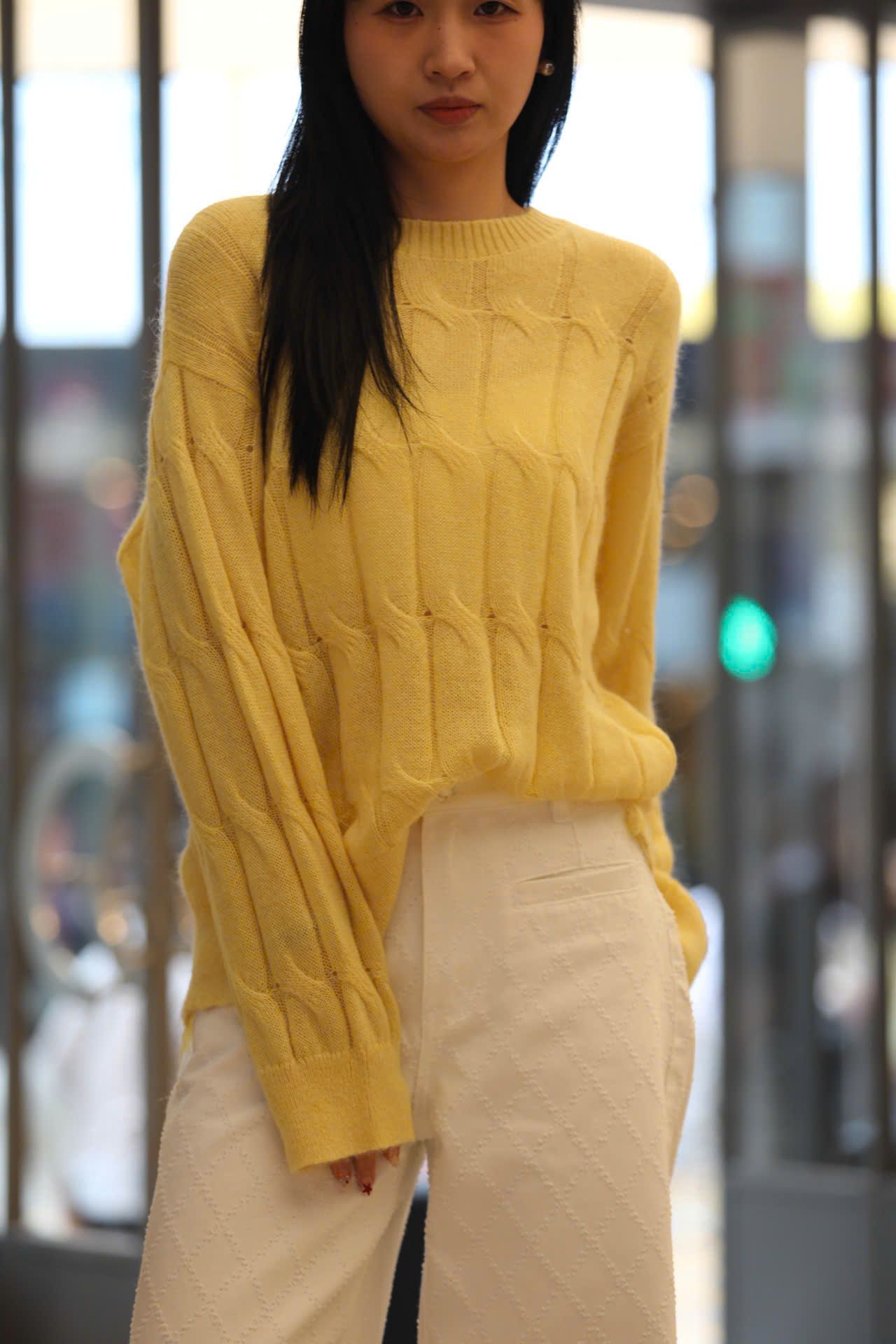  Áo len thừng vàng dài tay , rách gấu 