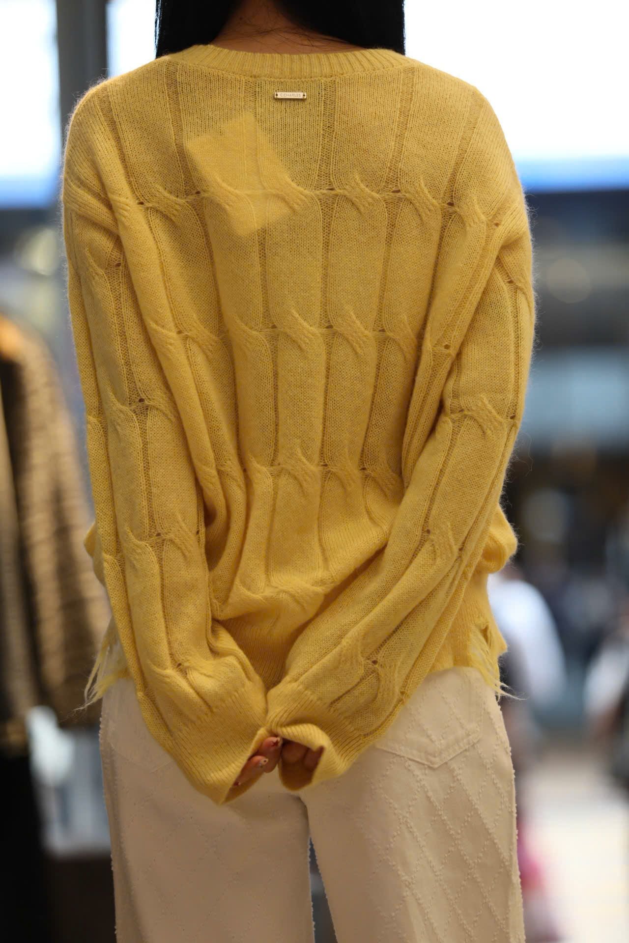  Áo len thừng vàng dài tay , rách gấu 