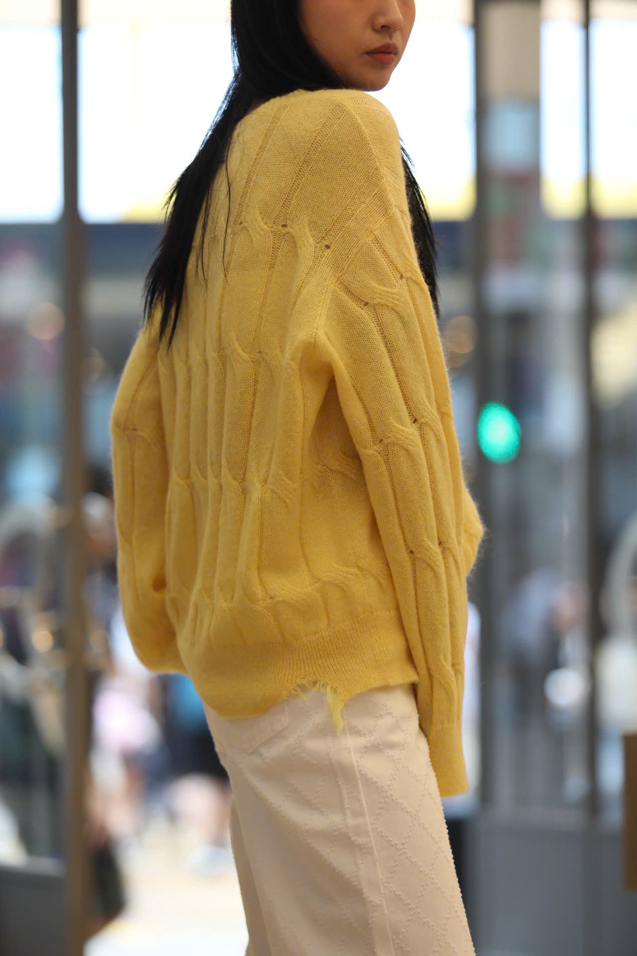  Áo len thừng vàng dài tay , rách gấu 