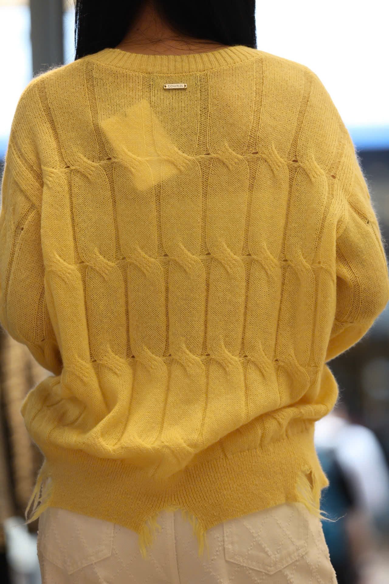  Áo len thừng vàng dài tay , rách gấu 