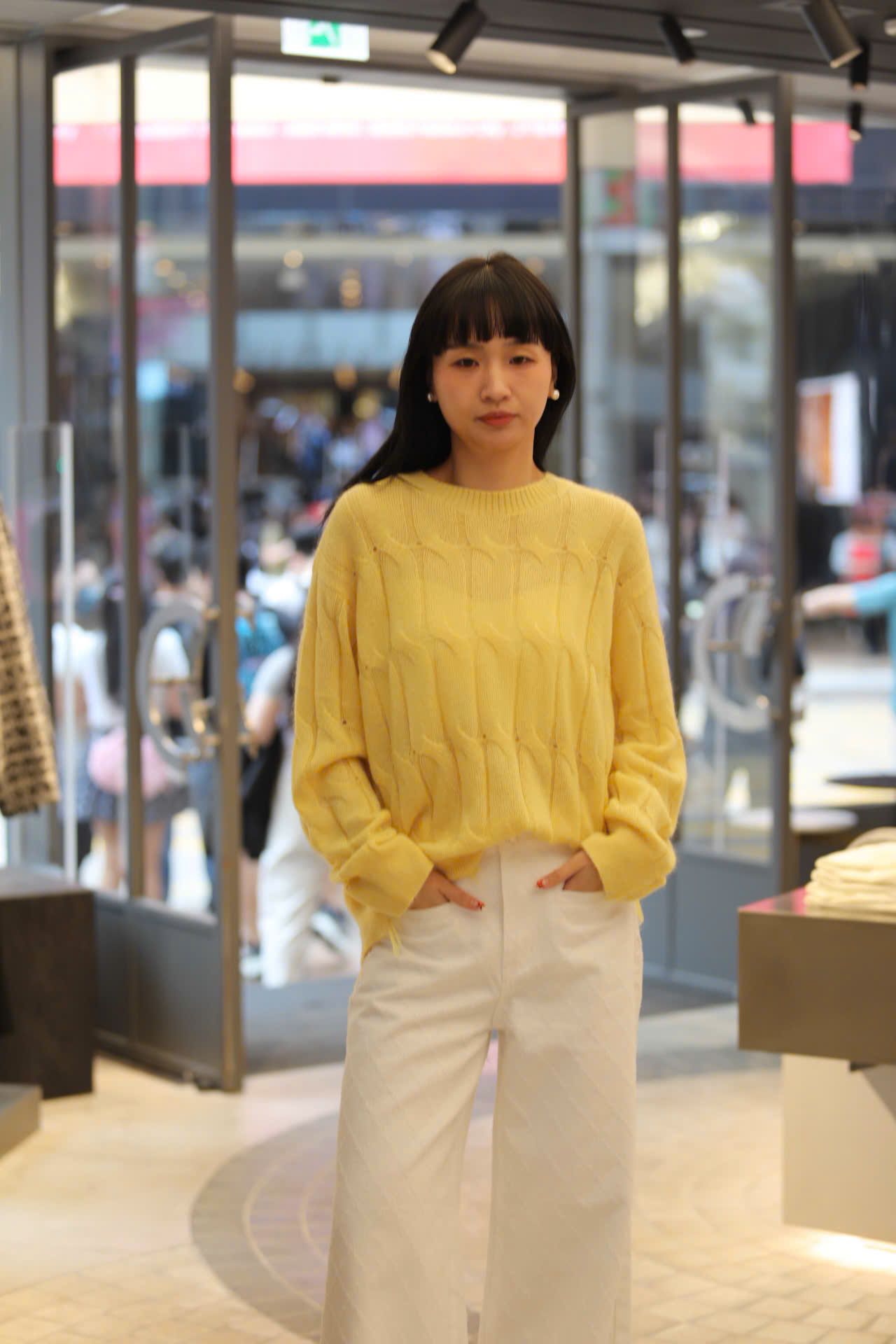  Áo len thừng vàng dài tay , rách gấu 