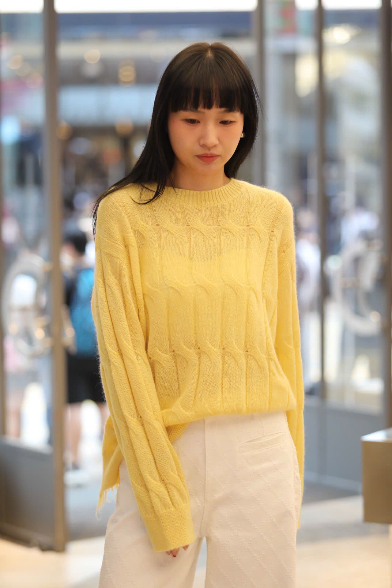  Áo len thừng vàng dài tay , rách gấu 