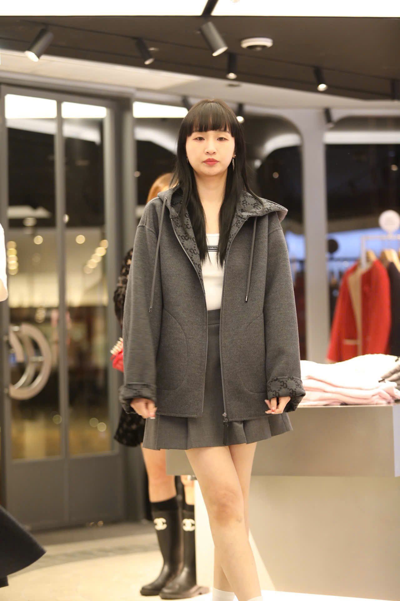  Áo khoác dạ ép xám ( DÀI) có mũ lót full logo 