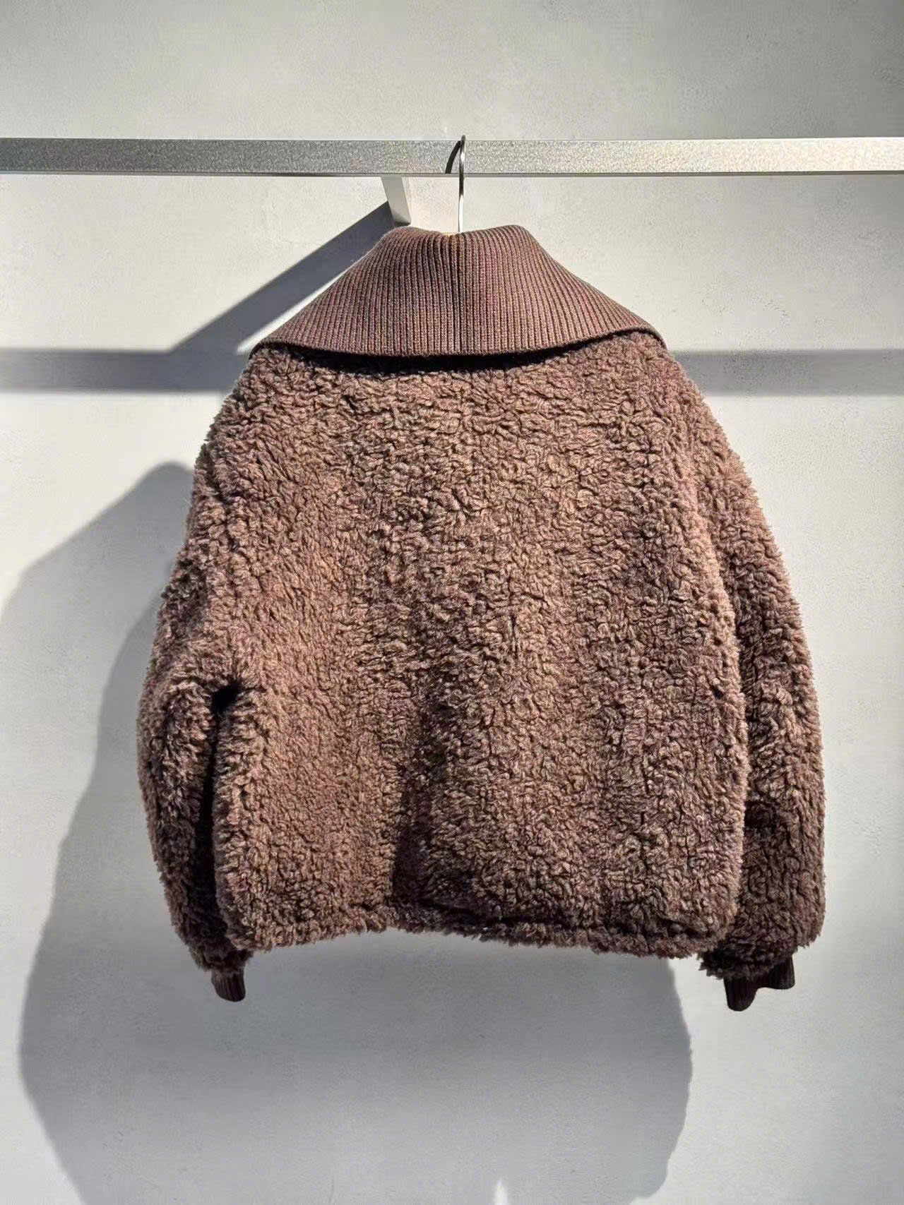  Áo khoác lông màu nâu cổ bẻ khóa zip 