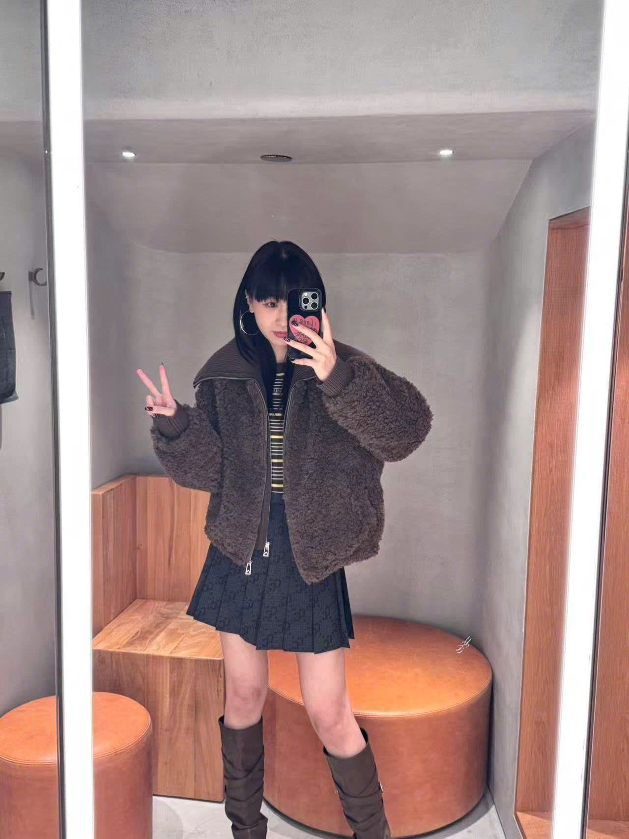  Áo khoác lông màu nâu cổ bẻ khóa zip 