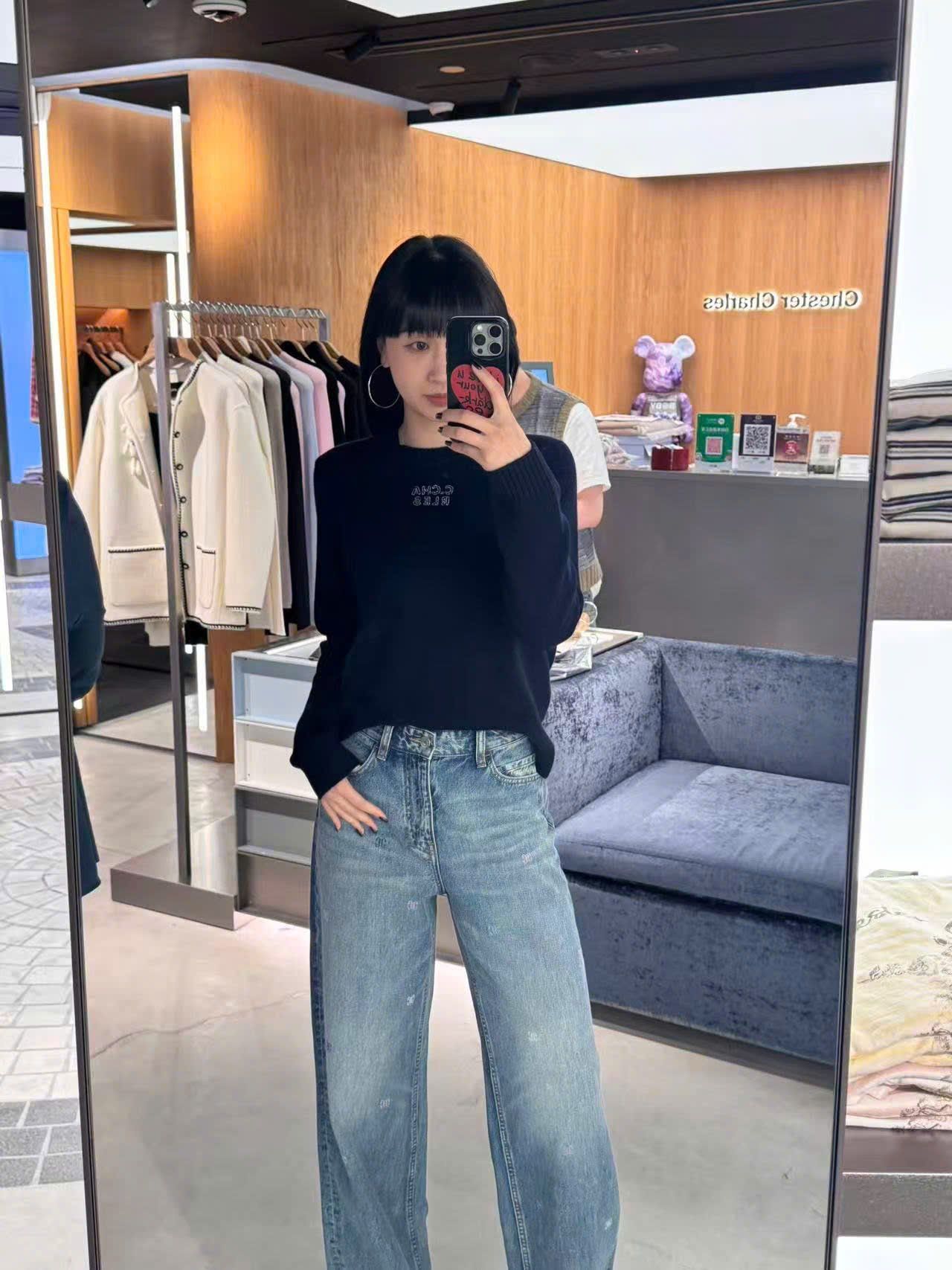  Áo len dài tay navy chữ CC ngực 